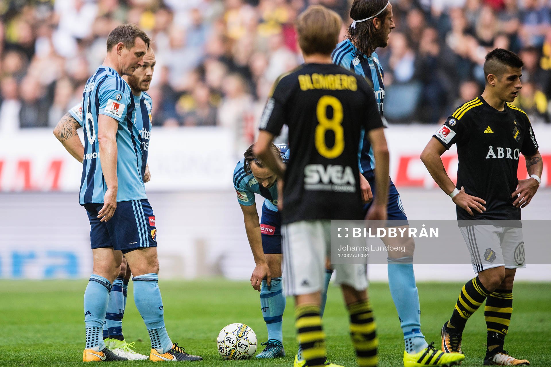 Djurgårdens Kim Källström och Magnus Eriksson diskuterar
