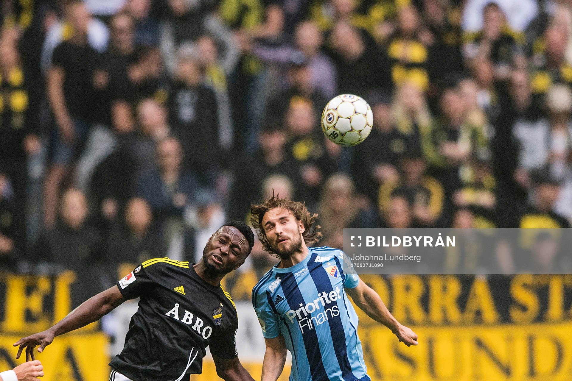 s Chinedu Ogbuke Obasi och Djurgårdens Kevin Walker