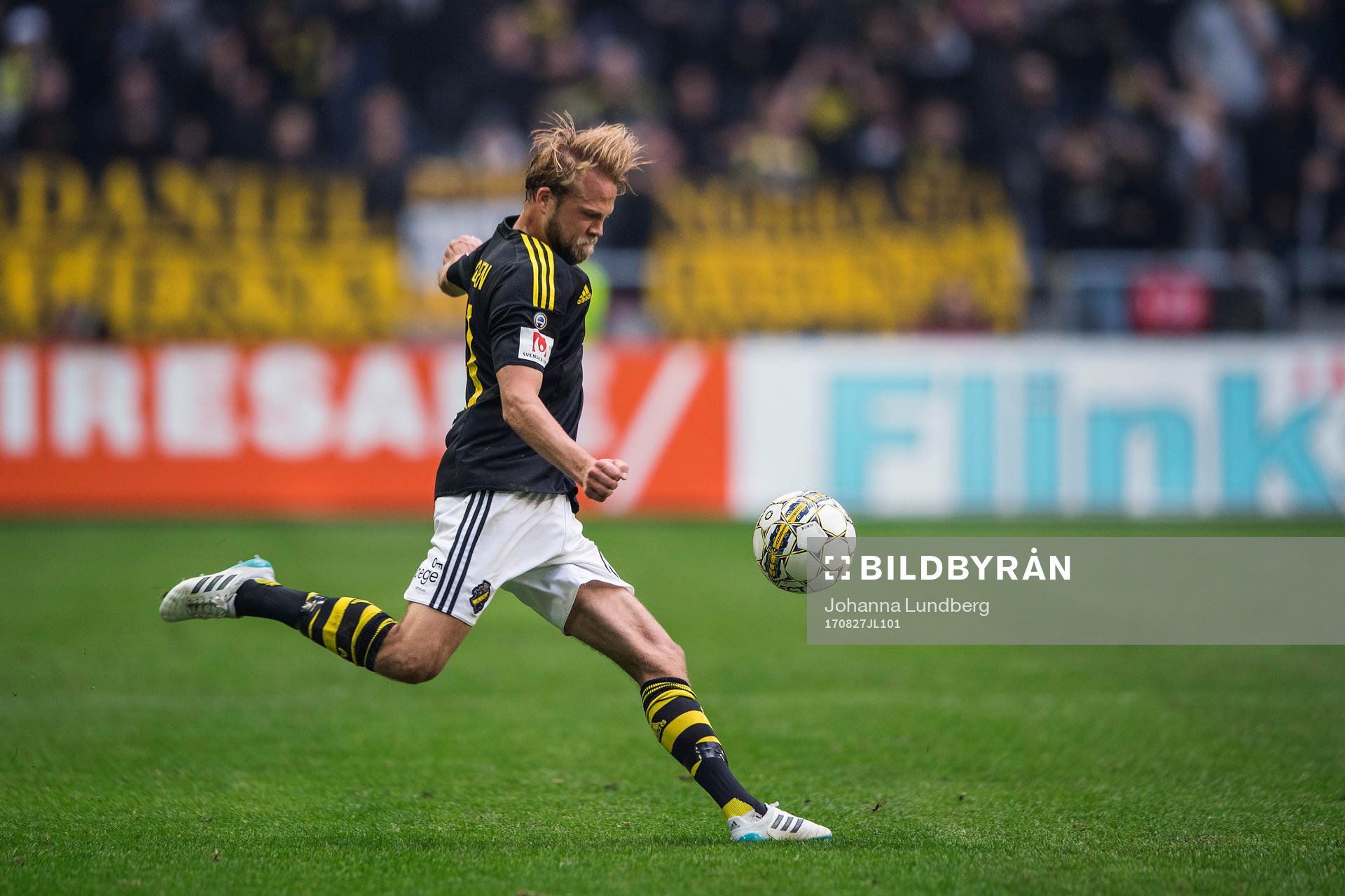 AIK:s Daniel Sundgren under fotbollsmatchen i Allsvenskan mellan AIK och Djurgården den 27 augusti 2017 i Stockholm.