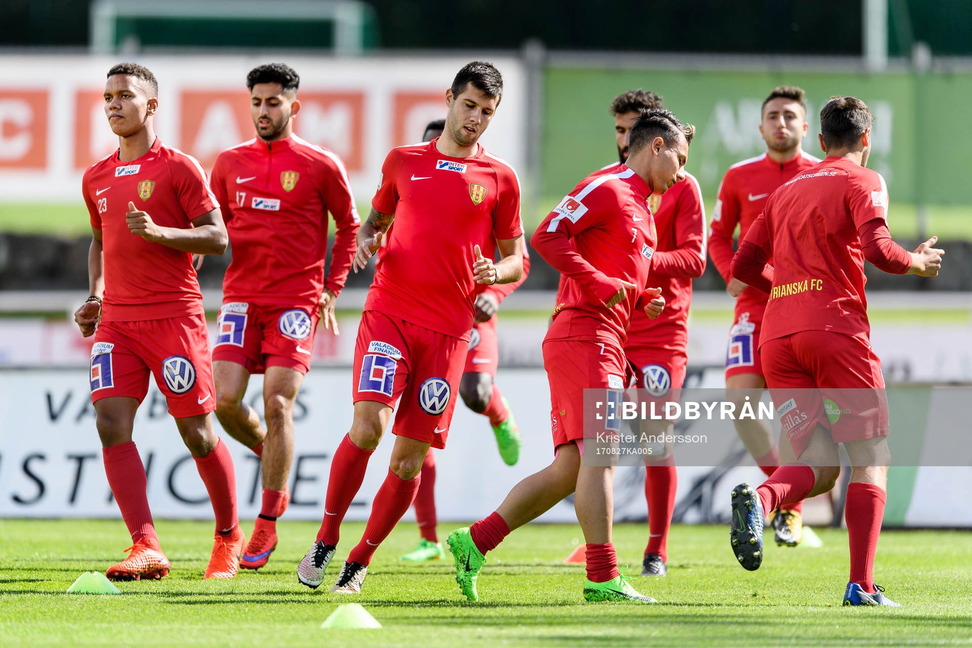 Syrianskas spelare värmer upp före fotbollsmatchen i