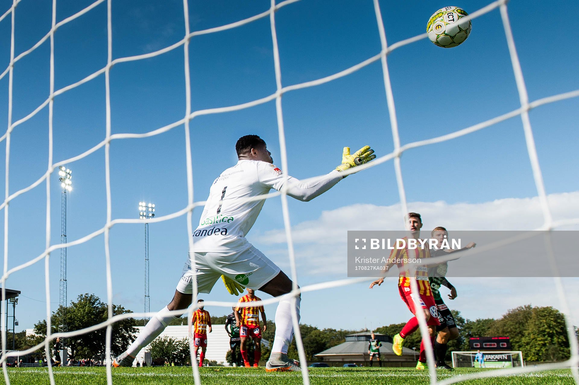 Varbergs Karl Söderström gör 1-0 och jublar under fotbollsmatchen i Superettan mellan Varberg och Syrianska den 27 augusti 2017 i Varberg.