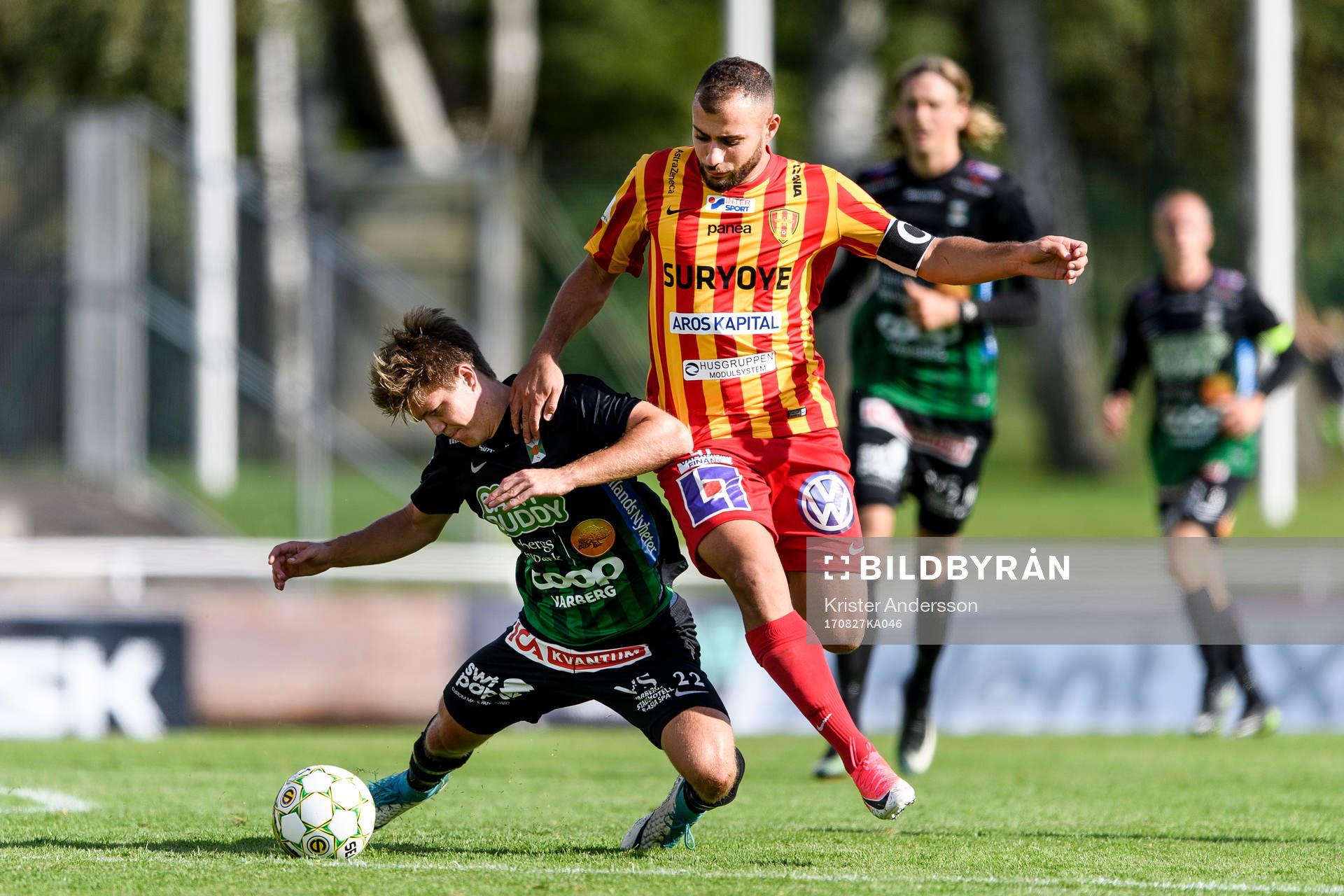 Varbergs Joel Palmqvist och Syrianskas Mattias Genc