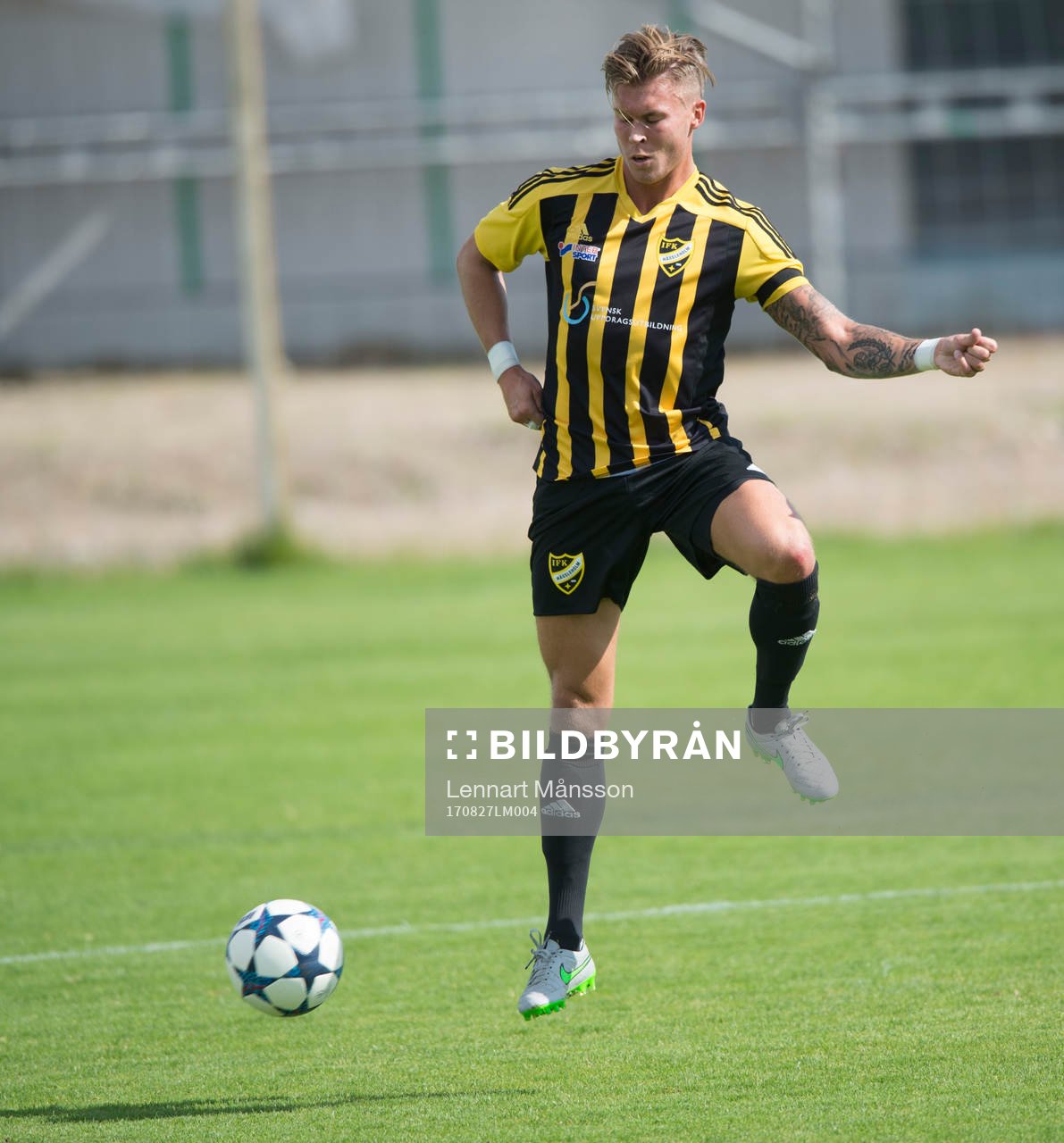 IFK Hässleholms Philip Wikström i matchen i division 2