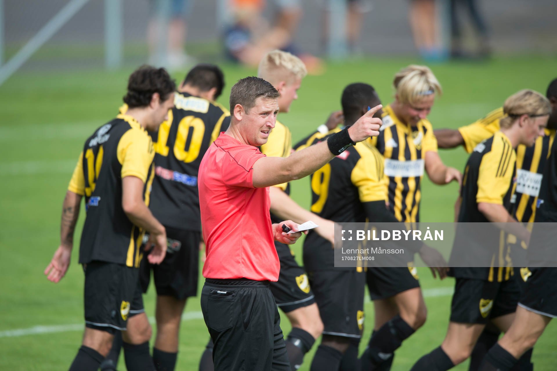 Domaren blåser för mål i matchen i division 2 mellan IFK