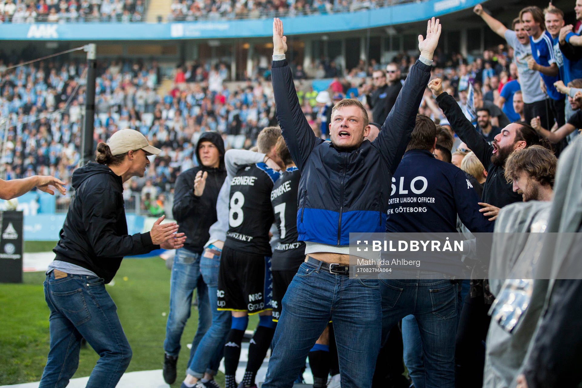 IFK Göteborgs supportrar inne på plan