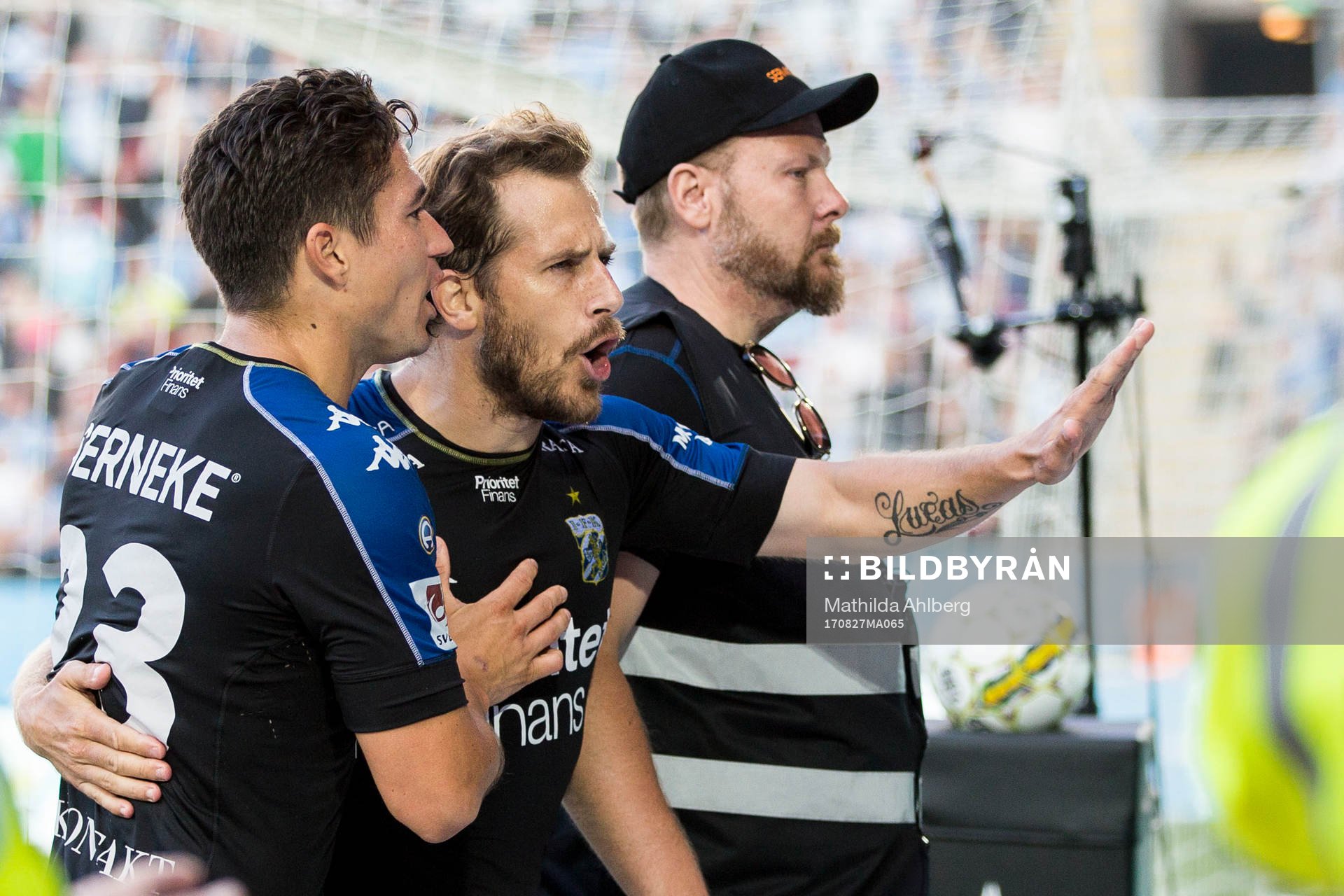 IFK Göteborgs Tobias Hysén försöker lugna publiken