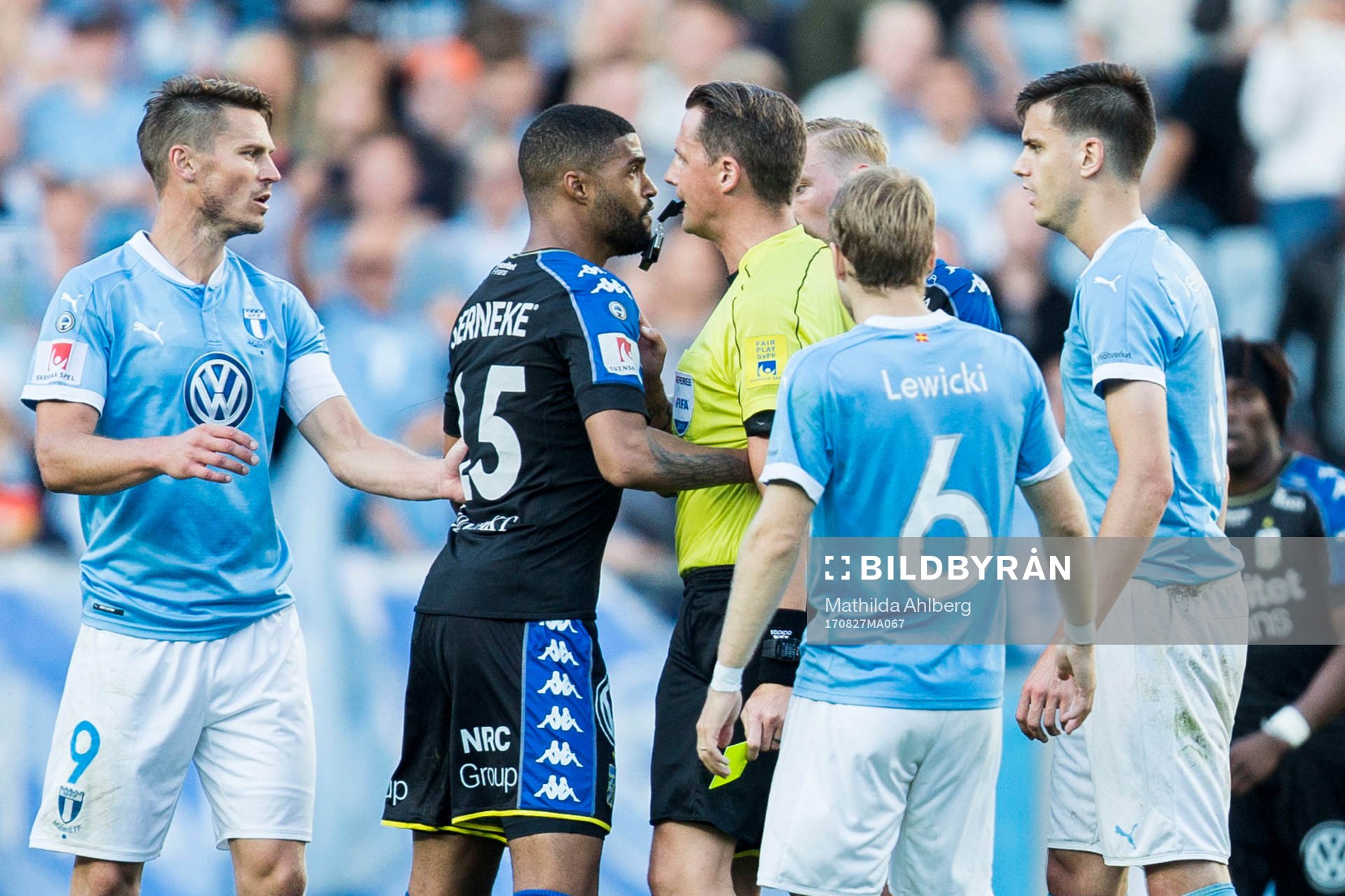 IFK Göteborgs Kristopher Da Graca i diskussion med domare