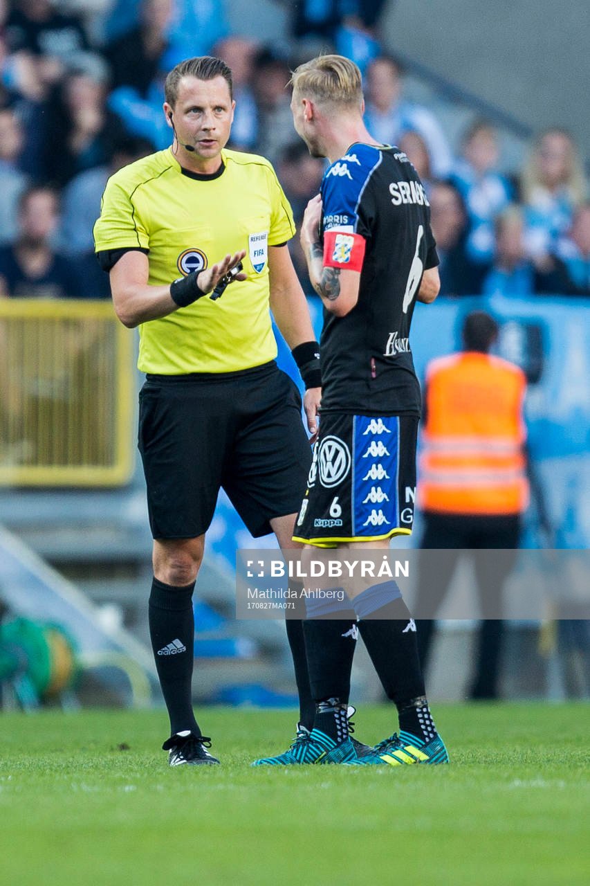 Domare Andreas Ekberg i diskussion med IFK Göteborgs