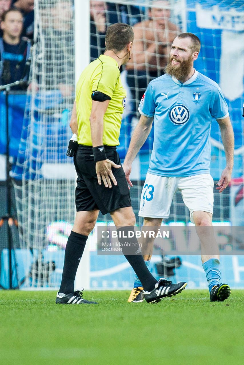 Malmö FFs Jo Inge Berget i diskussion med domare Andreas Ekberg under fotbollsmatchen i Allsvenskan mellan Malmö FF och IFK Göteborg den 27 augusti 2017 i Malmö.