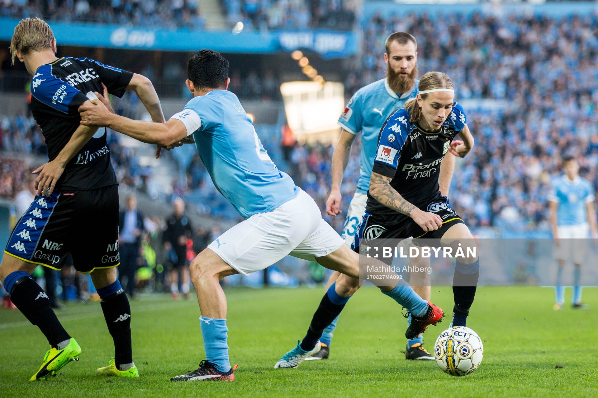 IFK Göteborgs Mikkel Diskerud tar sig igenom Malmö FFs