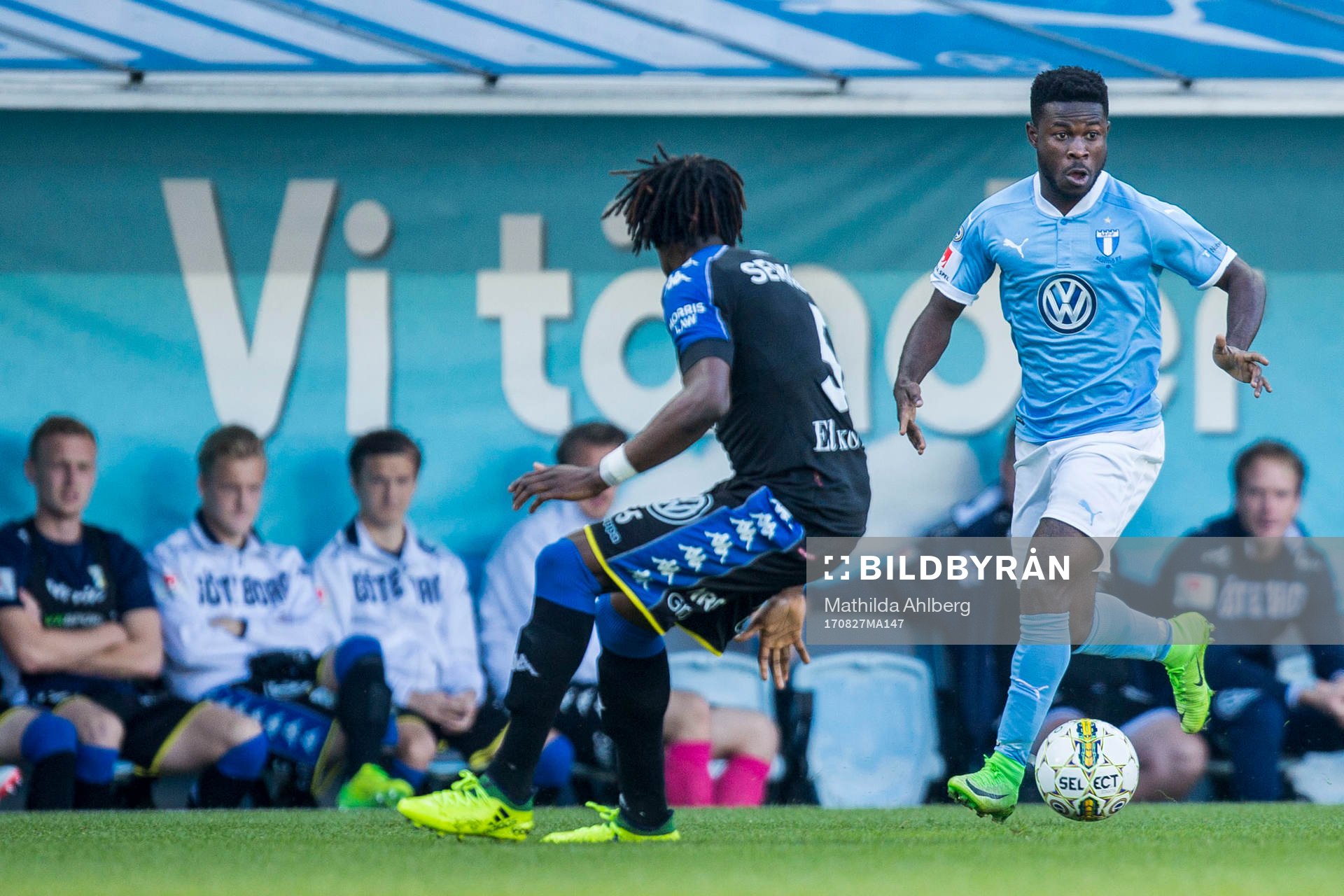 IFK Göteborgs Sam Adekugbe (ryggen mot kameran) och Malmö