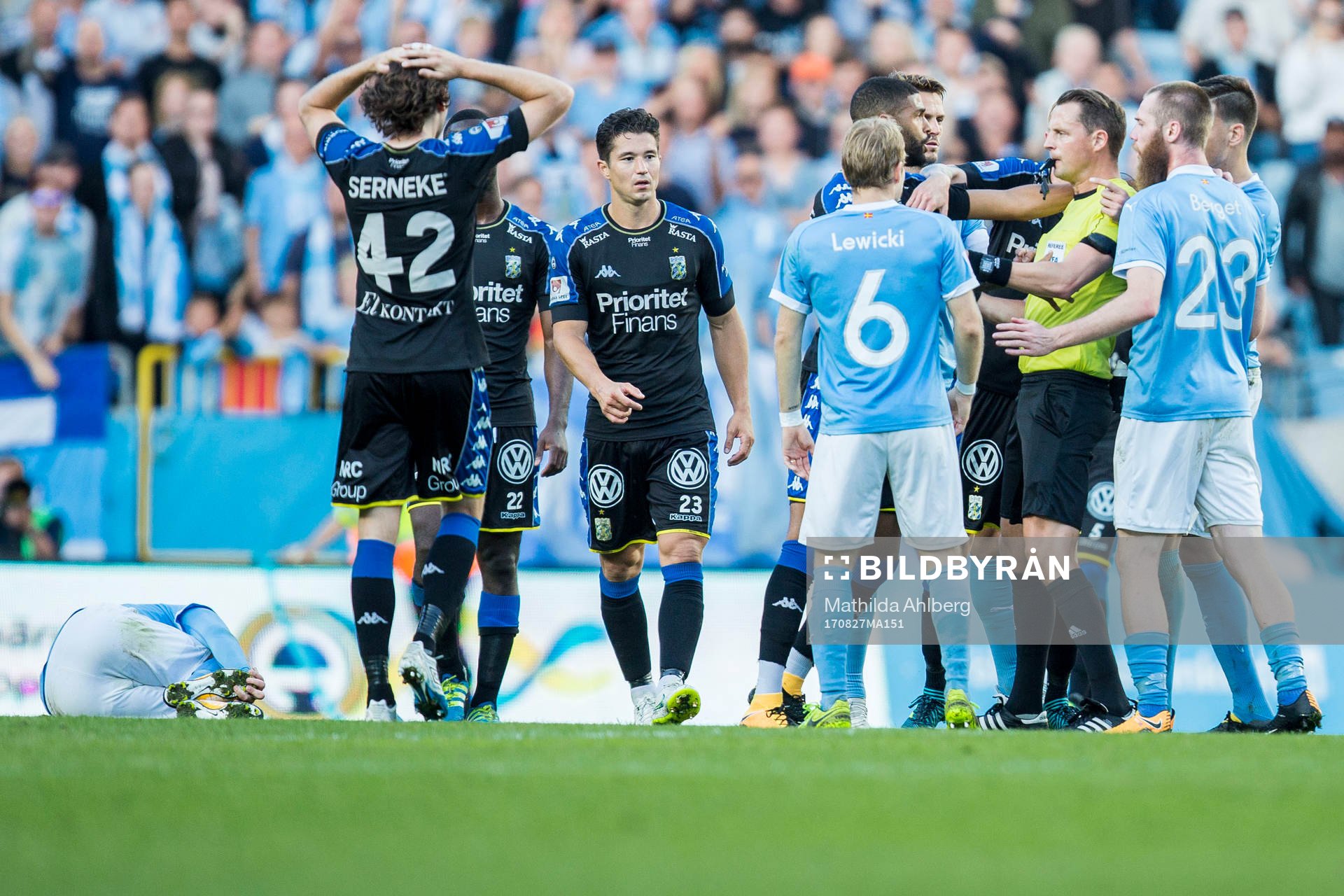 Hetsig stämning runt domaren Andreas Ekberg under fotbollsmatchen i Allsvenskan mellan Malmö FF och IFK Göteborg den 27 augusti 2017 i Malmö.