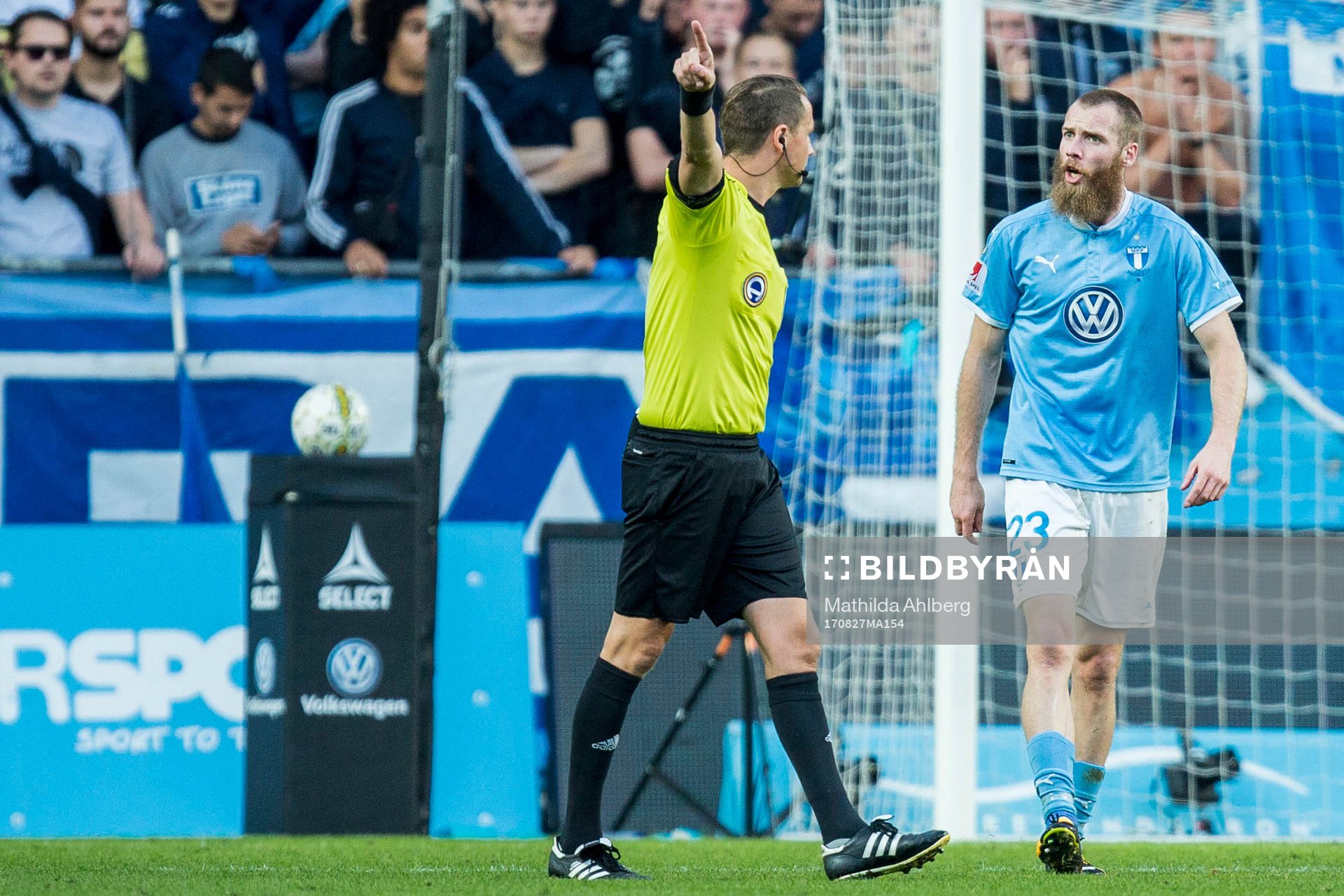 Malmö FFs Jo Inge Berget i diskussion med domare Andreas Ekberg under fotbollsmatchen i Allsvenskan mellan Malmö FF och IFK Göteborg den 27 augusti 2017 i Malmö.