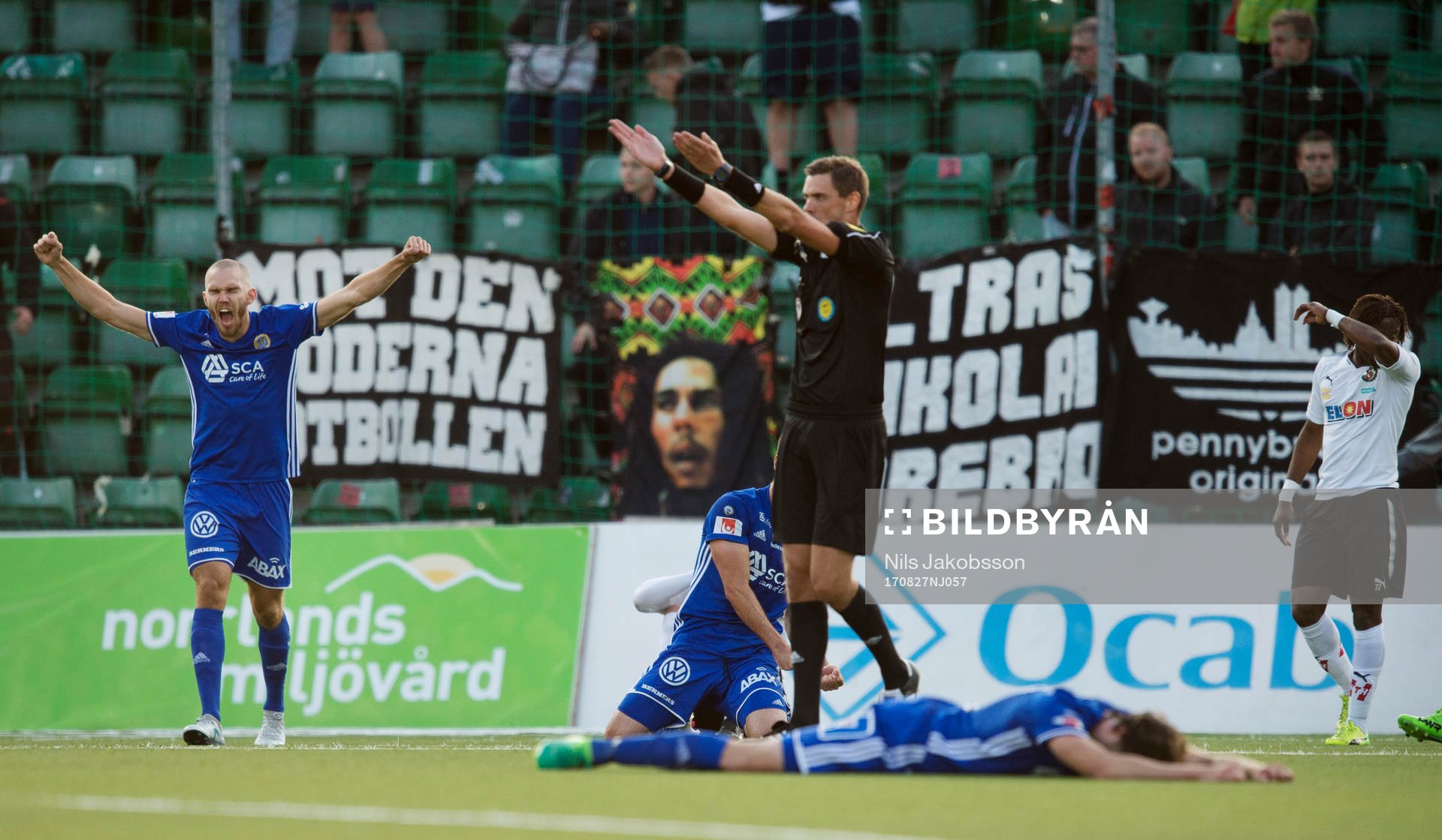 Domare Magnus Lindgren blåser av matchen och Sundsvalls