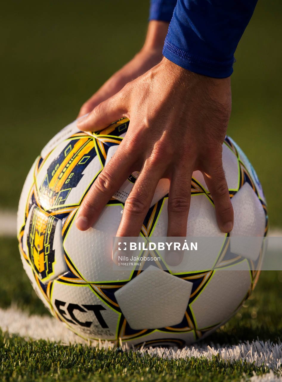En bol läggs på plats för en hörna under fotbollsmatchen i Allsvenskan mellan GIF Sundsvall och Örebro den 27 augusti 2017 i Sundsvall.