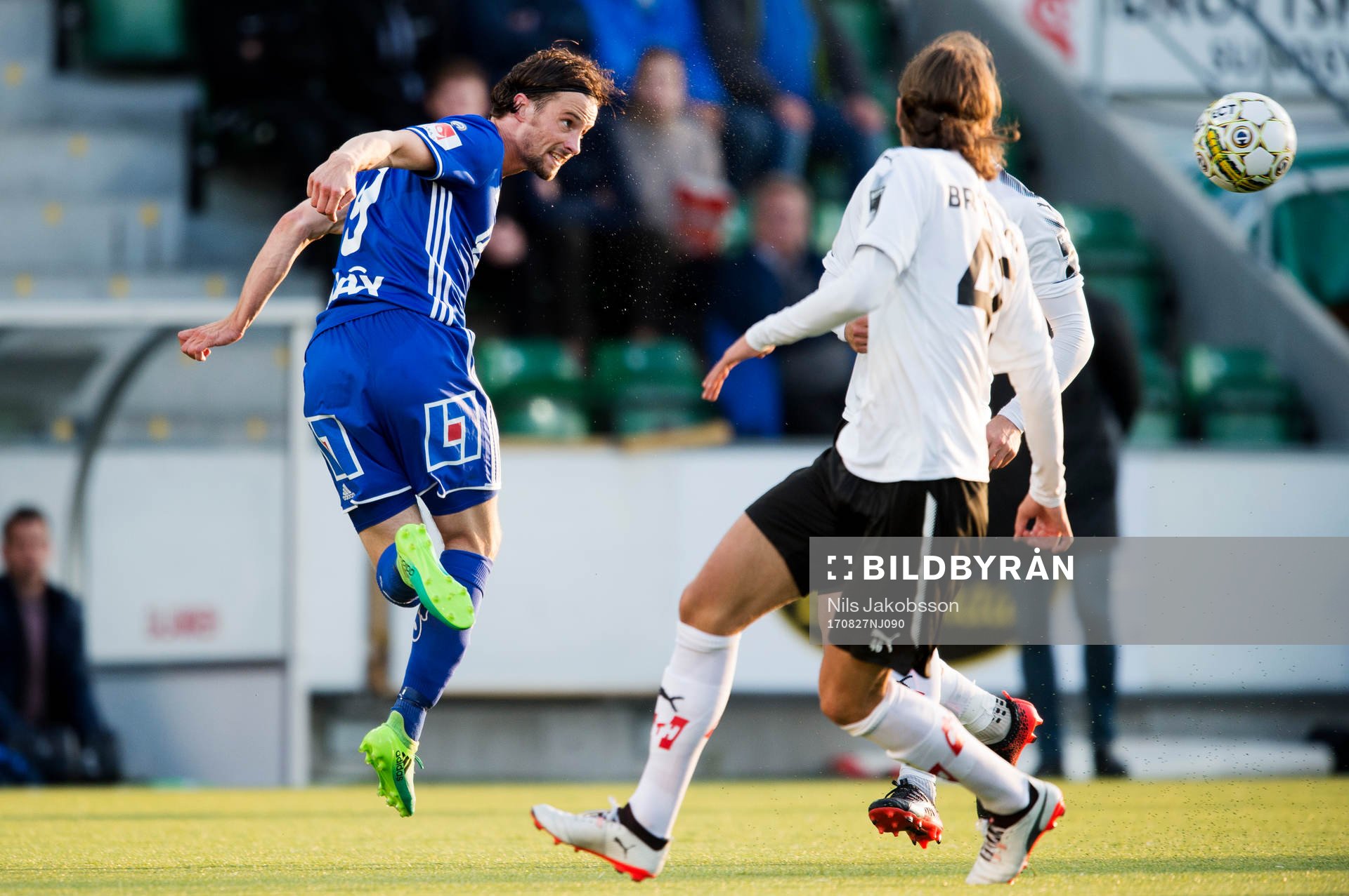 Sundsvalls Linus Hallenius nickar fram till Peter Wilson