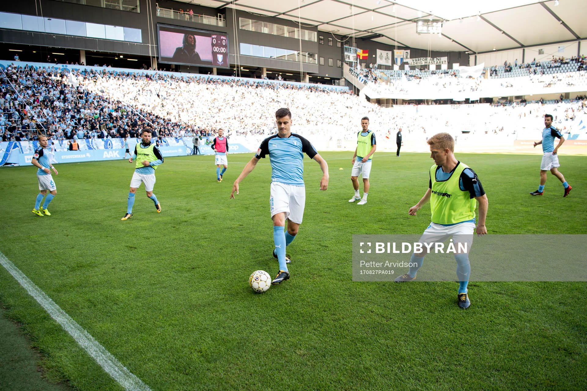 Malmö FFs spelare värmer upp