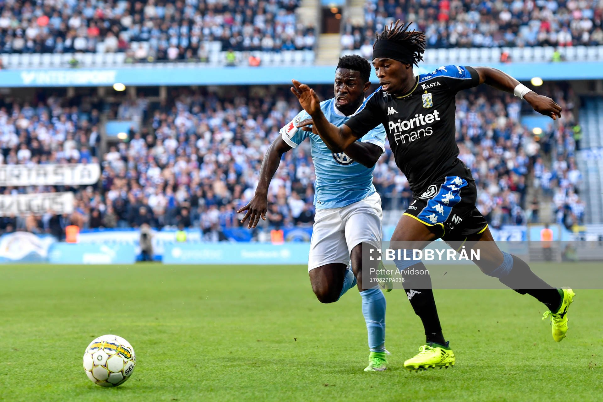 Malmö FFs Kingsley Sarfo och IFK Göteborgs Sam Adekugbe