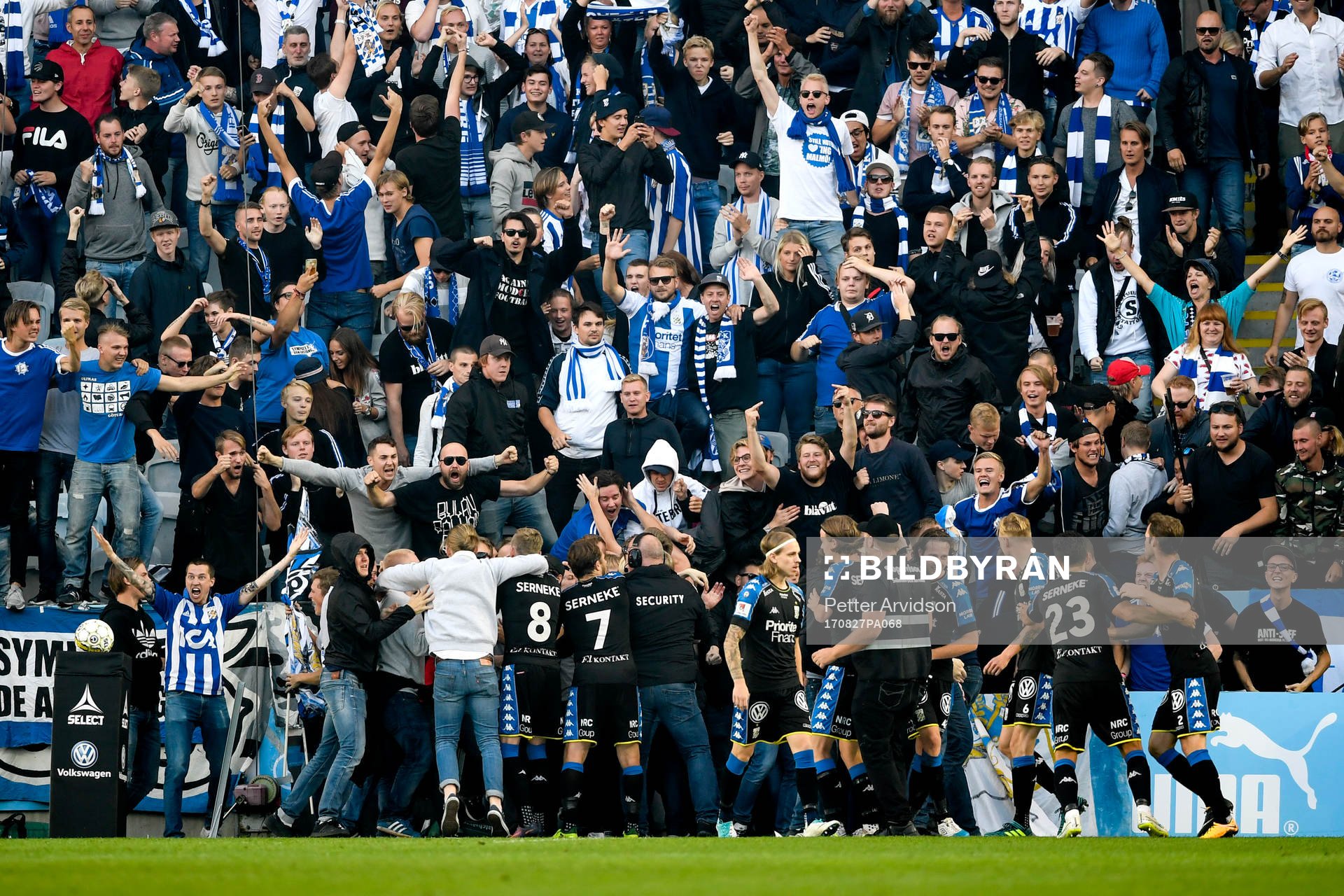 IFK Göteborgs Sebastian Eriksson jublar med fansen efter 2-2 under fotbollsmatchen i Allsvenskan mellan Malmö FF och IFK Göteborg den 27 augusti 2017 i Malmö.