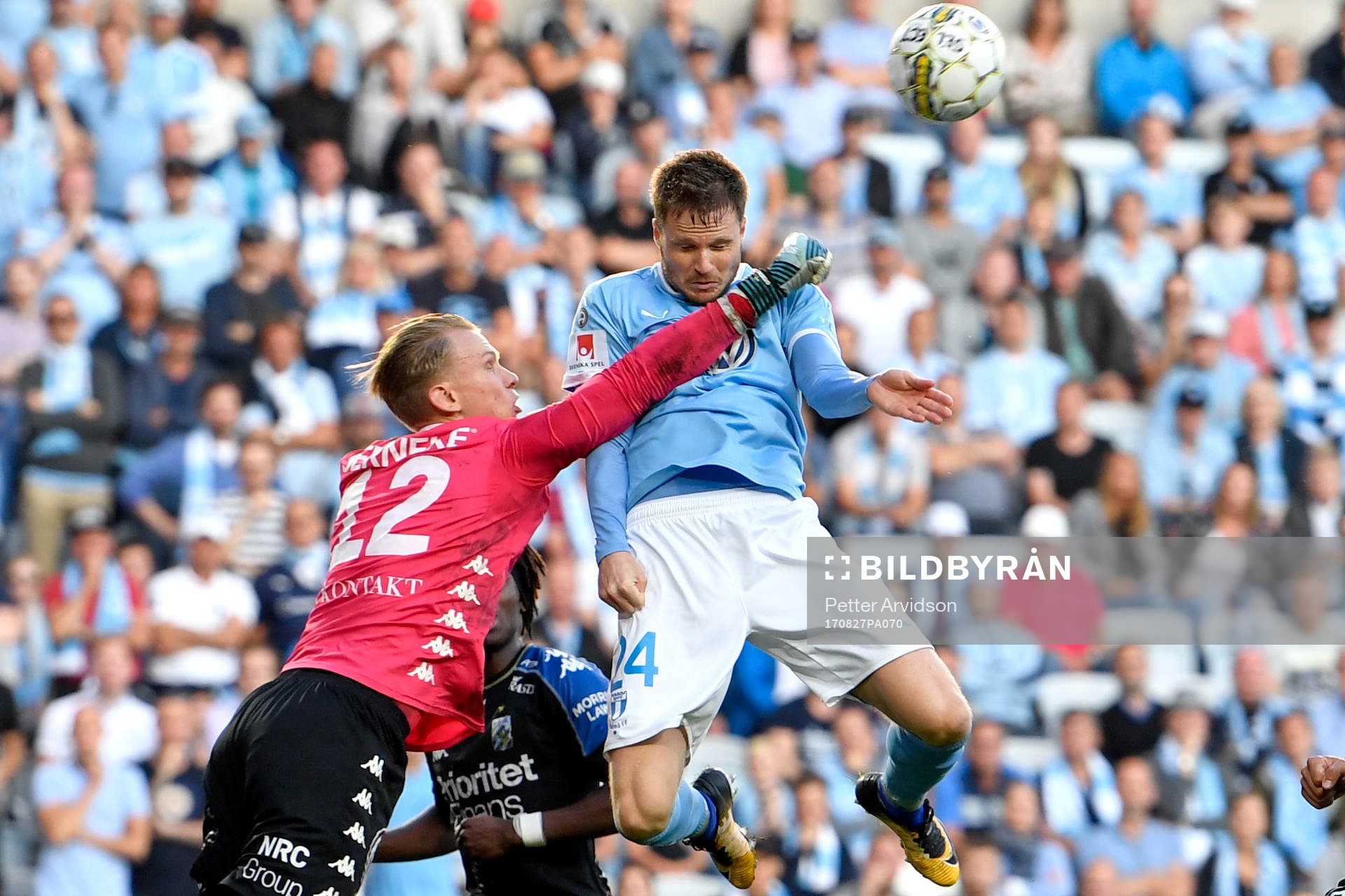 IFK Göteborgs målvakt Pontus Dahlberg och Malmö FFs Lasse Nielsen under fotbollsmatchen i Allsvenskan mellan Malmö FF och IFK Göteborg den 27 augusti 2017 i Malmö.