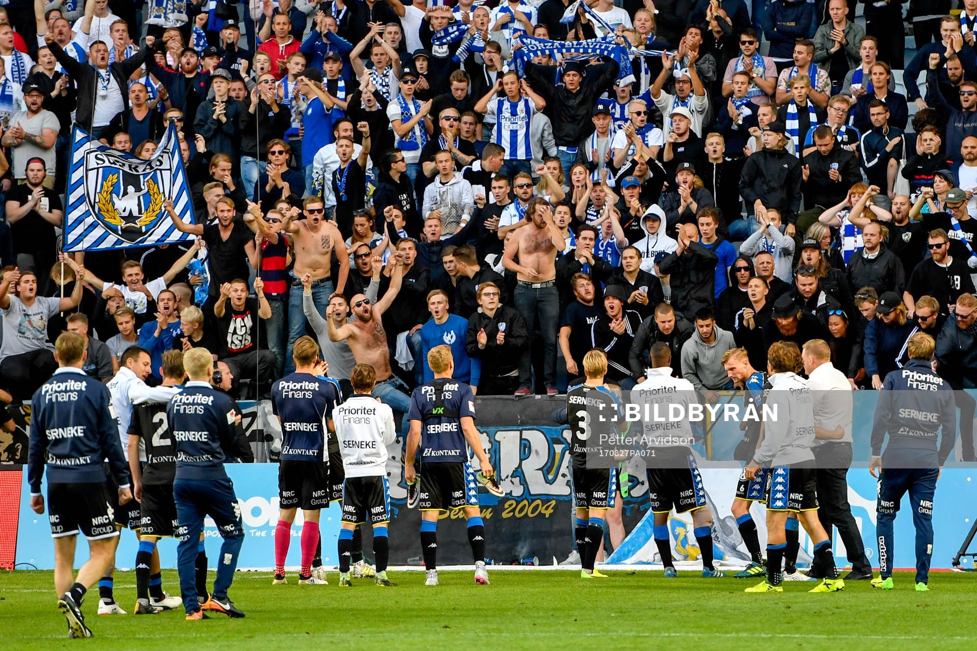 IFK Göteborgs spelare tackar sina medresta supportrar