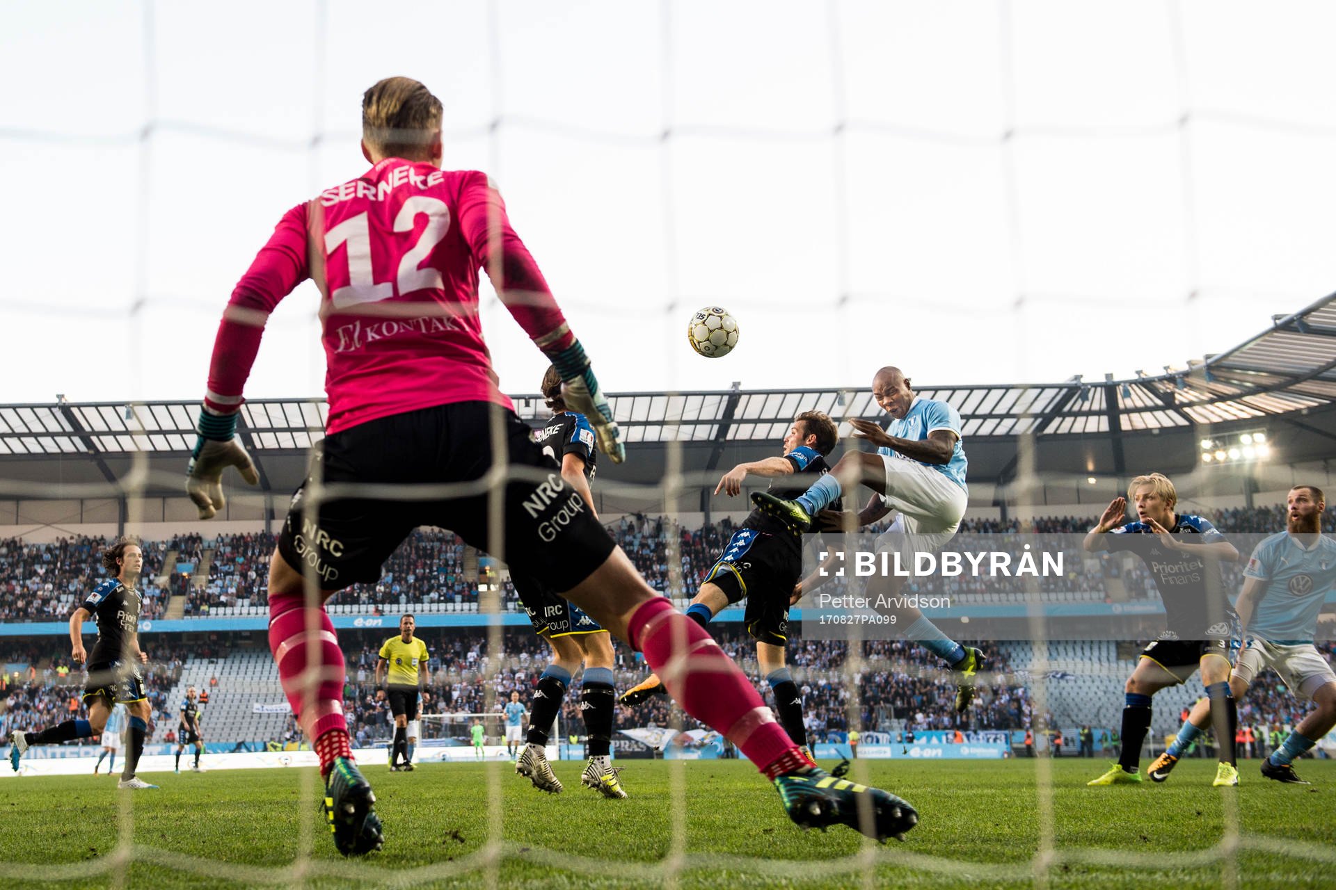 Malmö FFs Carlos Strandberg nickar mot IFK Göteborgs