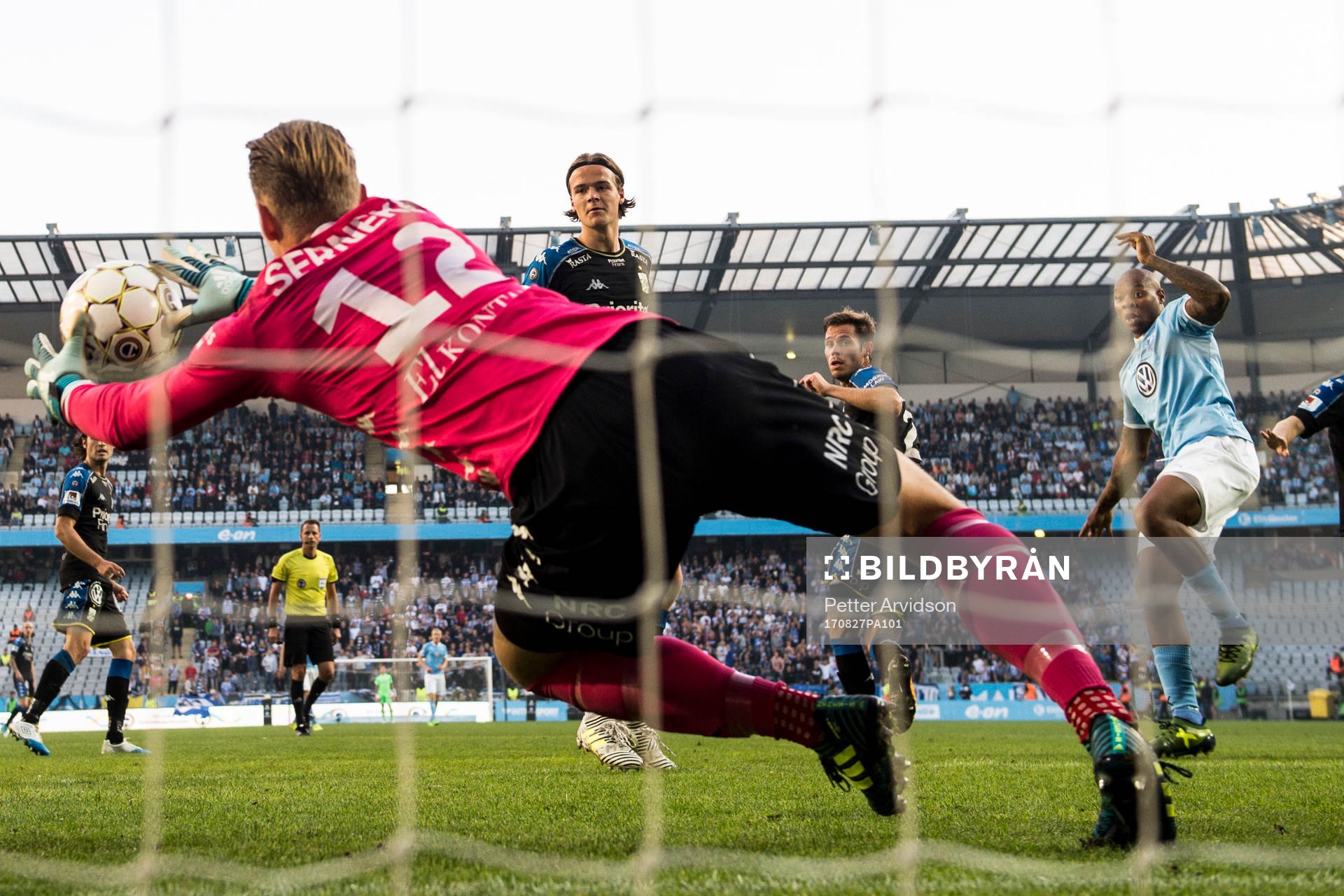 Malmö FFs Carlos Strandberg nickar mot IFK Göteborgs