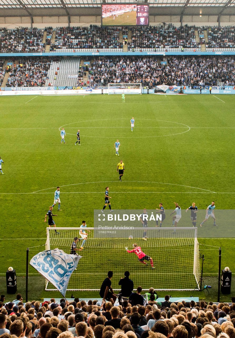 Malmö FFs Carlos Strandberg nickar mot IFK Göteborgs