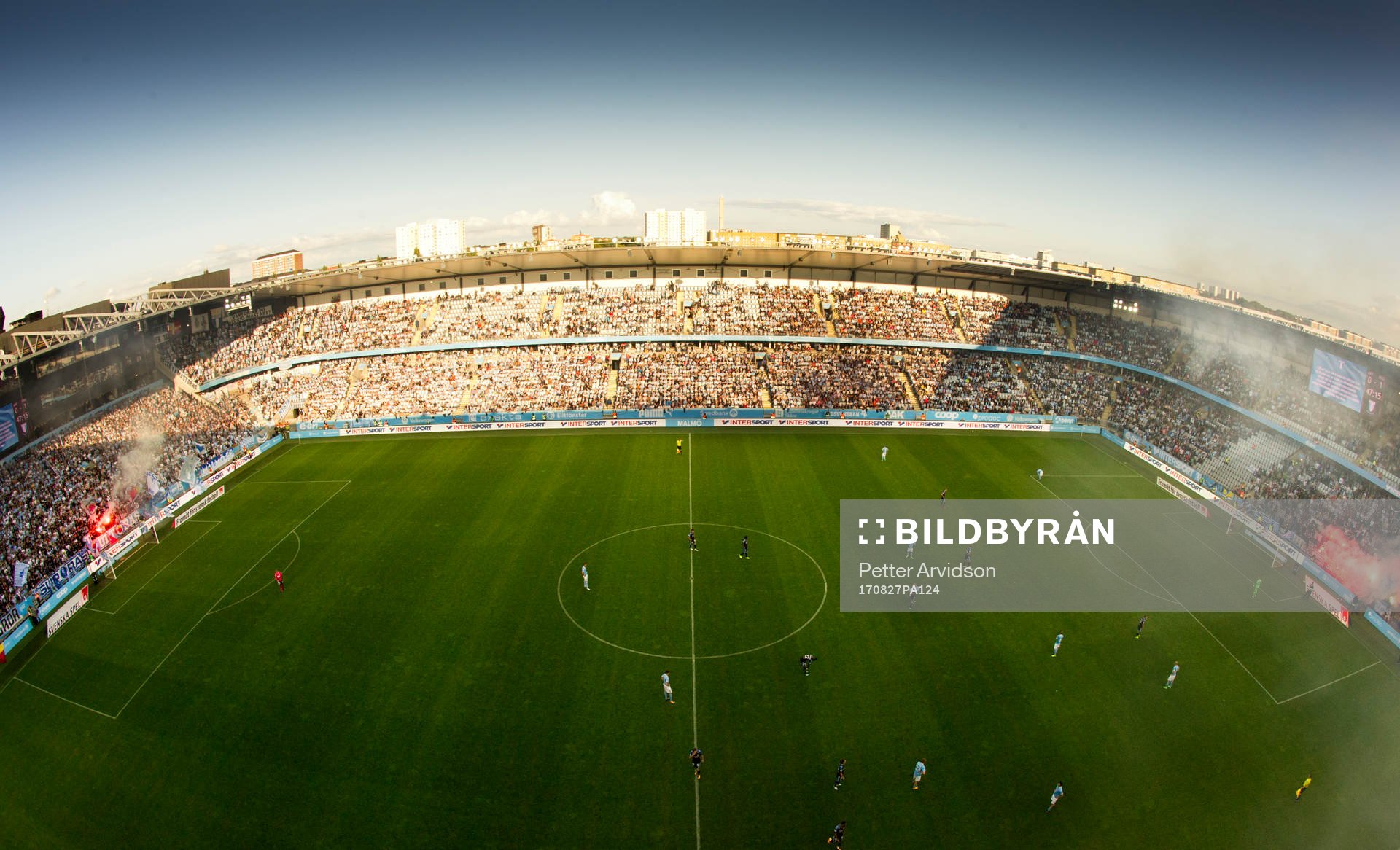 Malmö FFs och IFK Göteborgs supportrar bränner