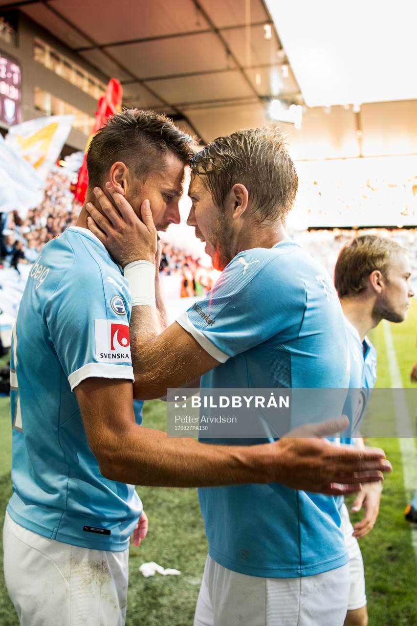 Malmö FFs Anton Tinnerholm jublar ihop med Markus Rosenberg