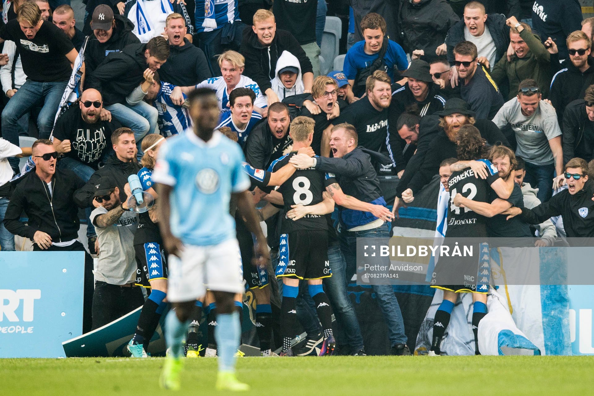 IFK Göteborgs supportrar jublar med IFK Göteborgs spelare