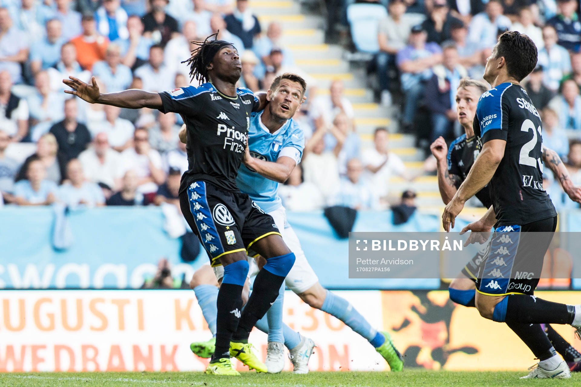 Malmö FFs Markus Rosenberg hålls fast av IFK Göteborgs