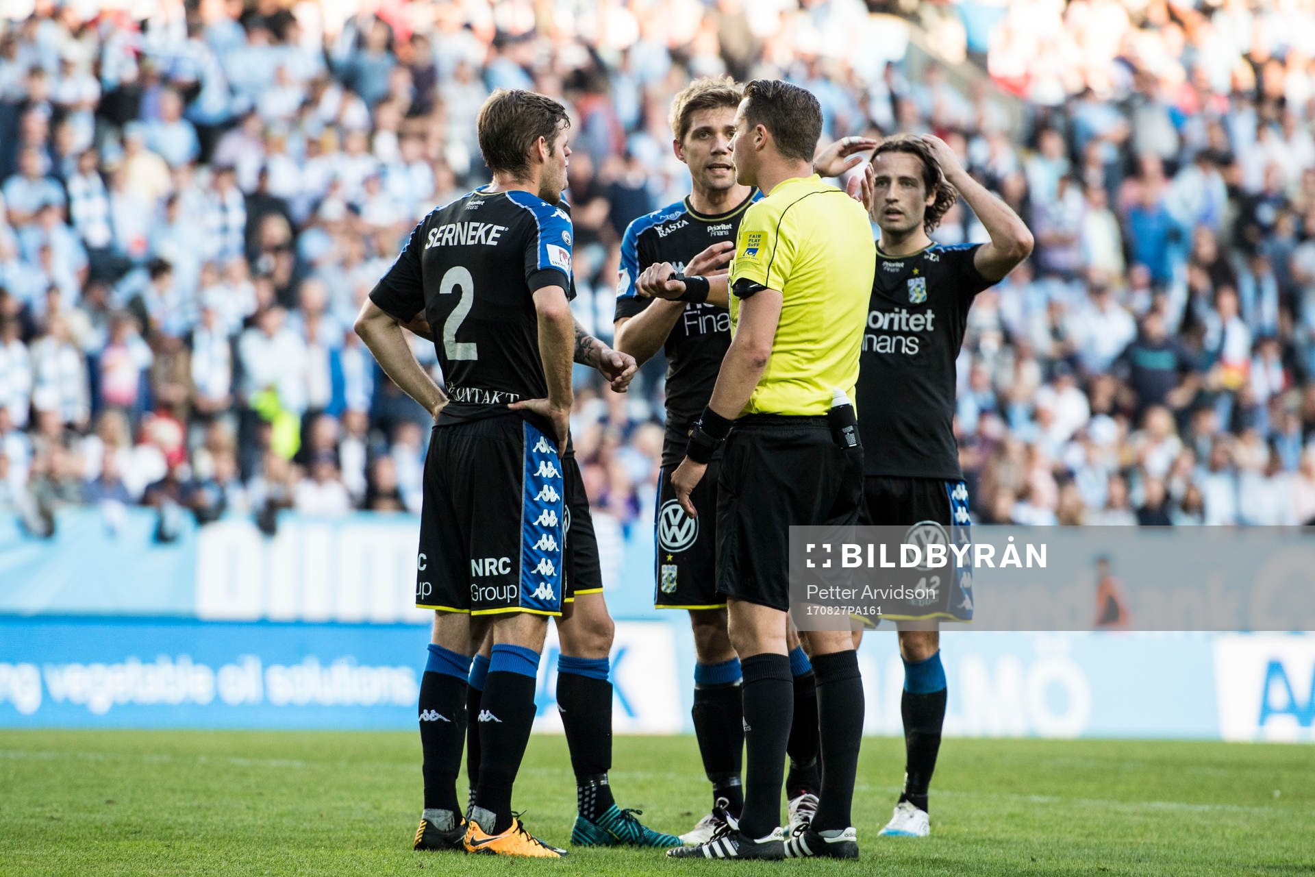 IFK Göteborgs spelare i samtal med domare Andreas Ekberg