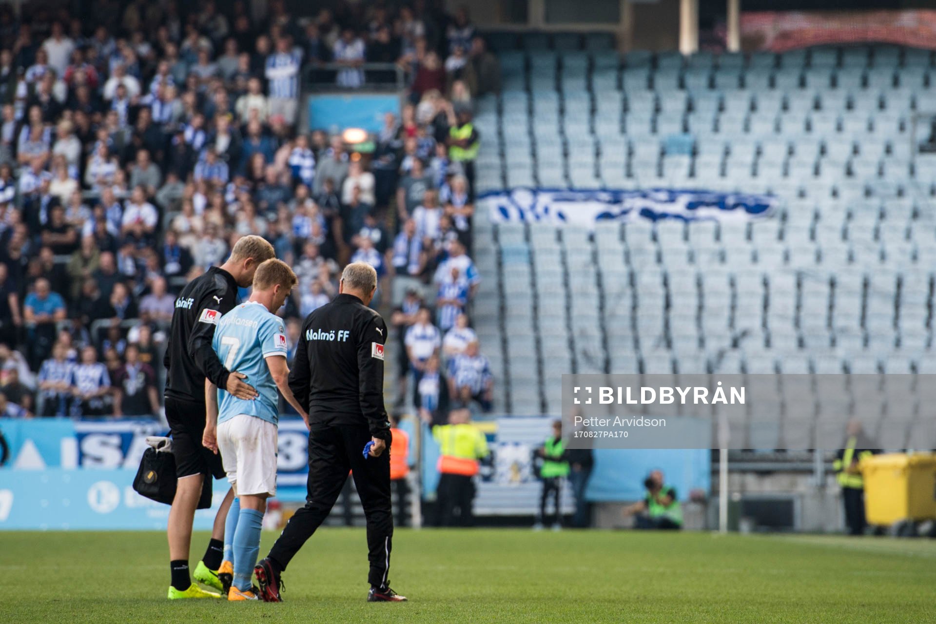 Malmö FFs Anders Christiansen lämnar planen skadad