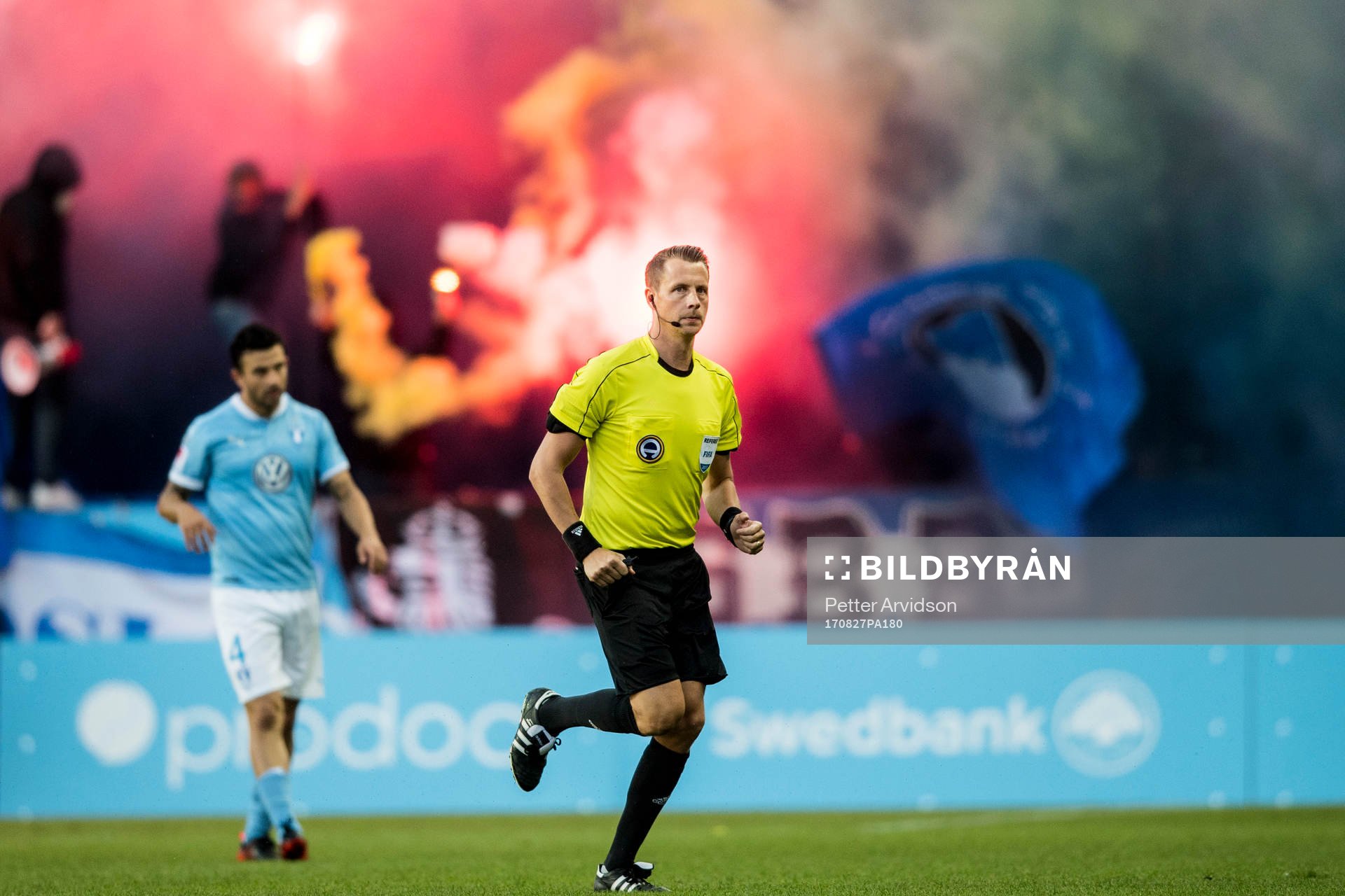 Domare Andreas Ekberg avbryter tillfälligt matchen när