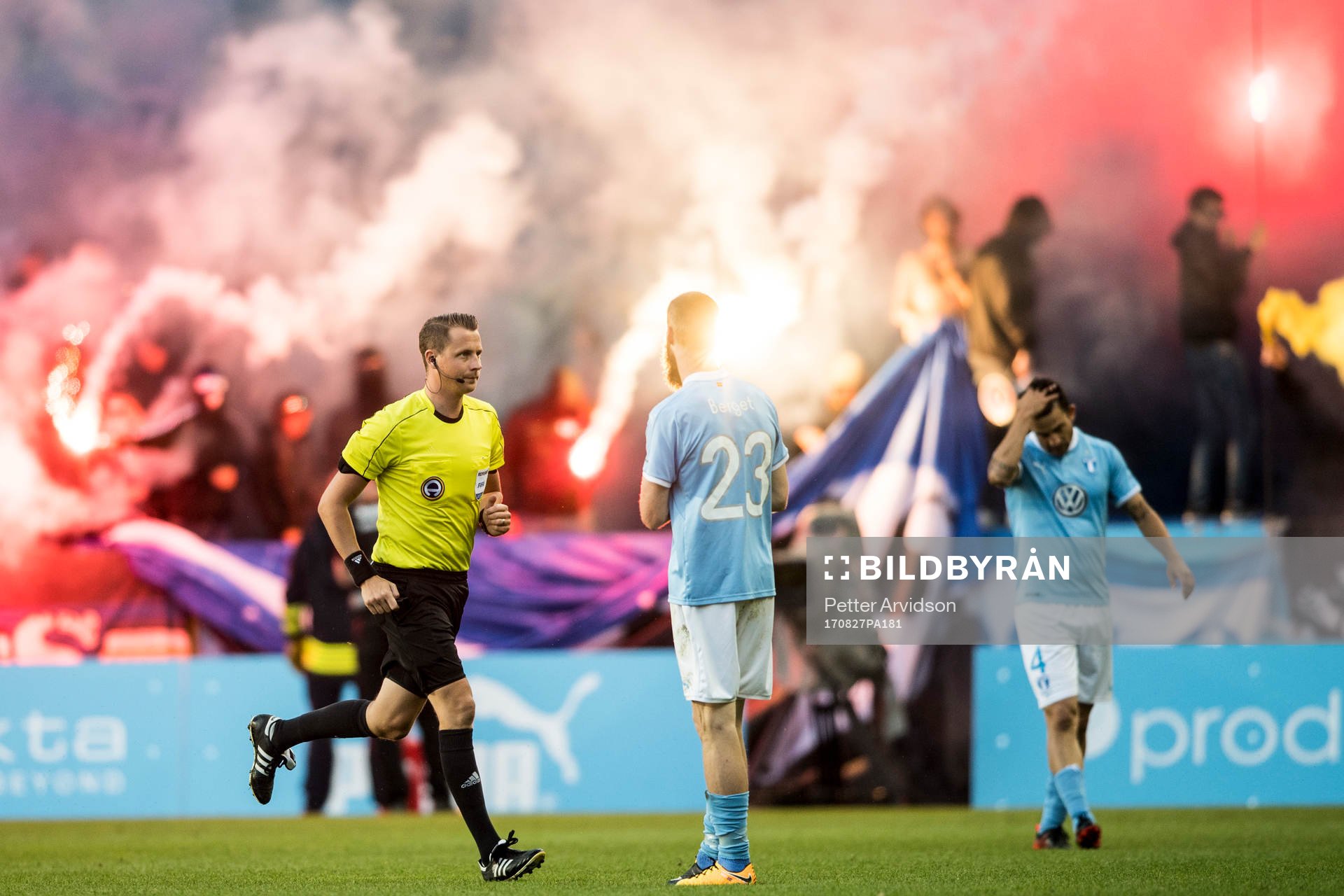 Domare Andreas Ekberg avbryter tillfälligt matchen när