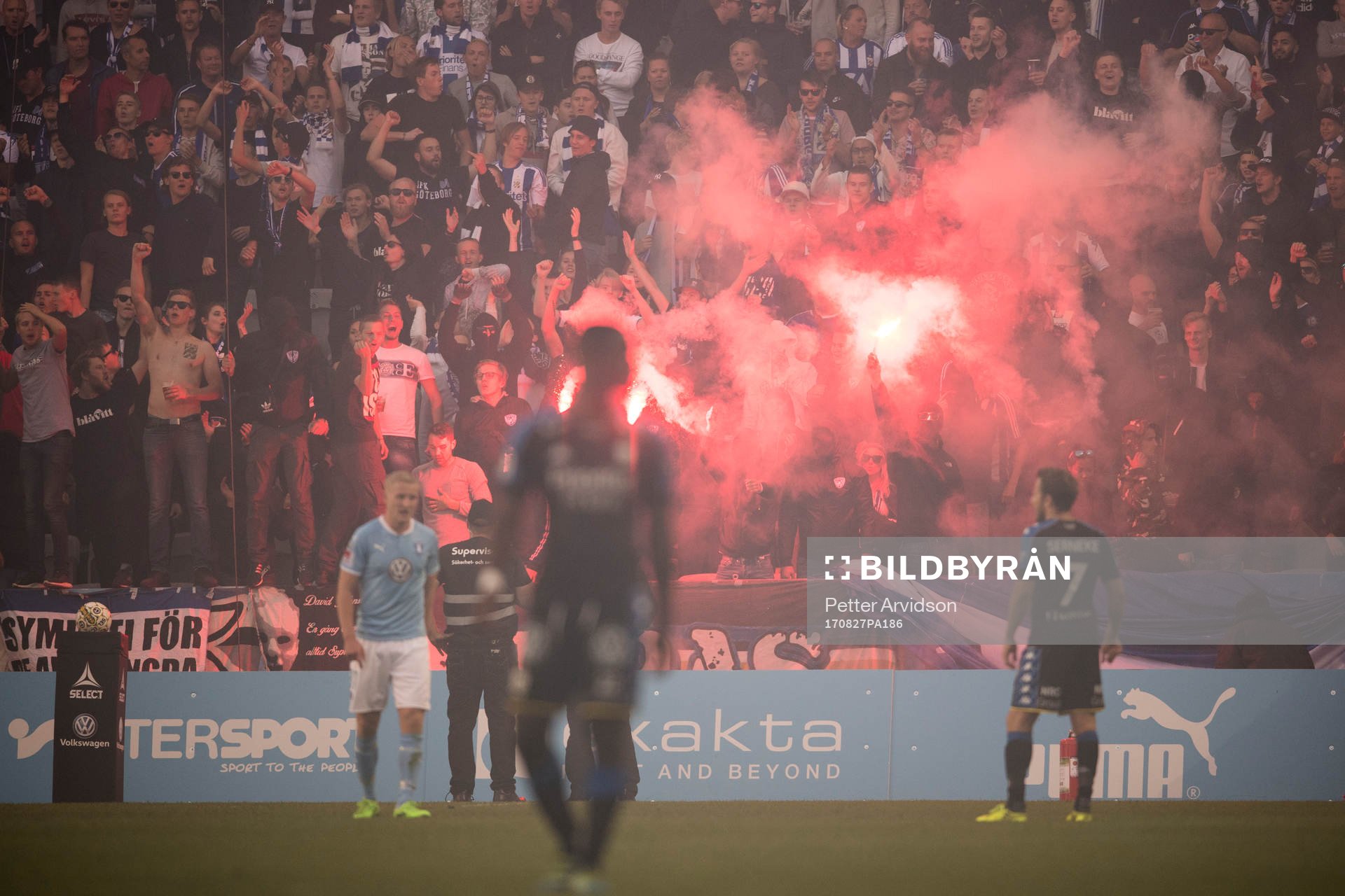 Matchen avbryts tillfälligt när IFK Göteborgs supportrar
