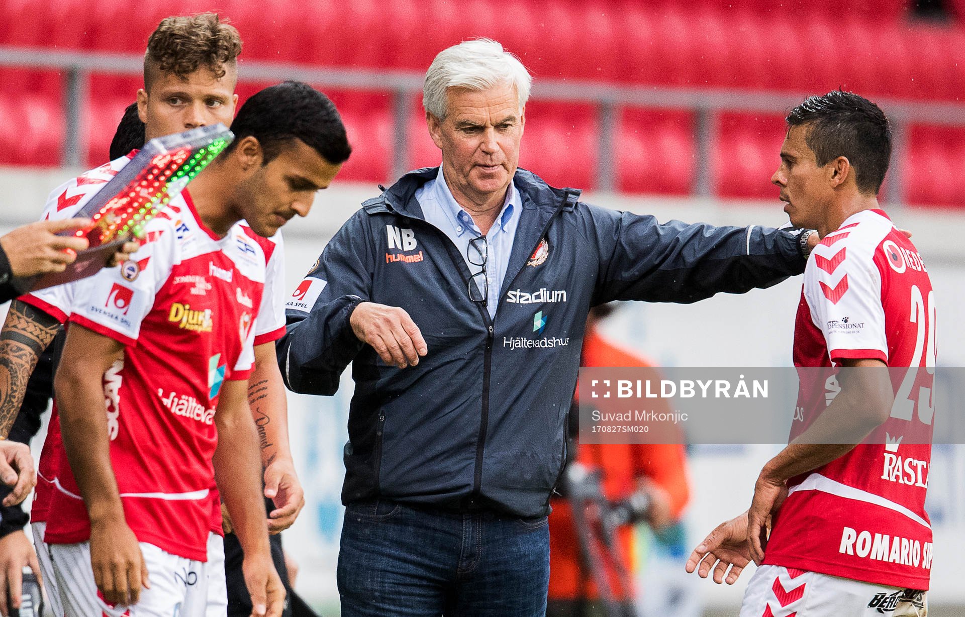 Kalmars tränare Nanne Bergstrand samt Romário Pereira Sipião och Harmeet Singh under fotbollsmatchen i Allsvenskan mellan Kalmar och Sirius den 27 augusti 2017 i Kalmar.