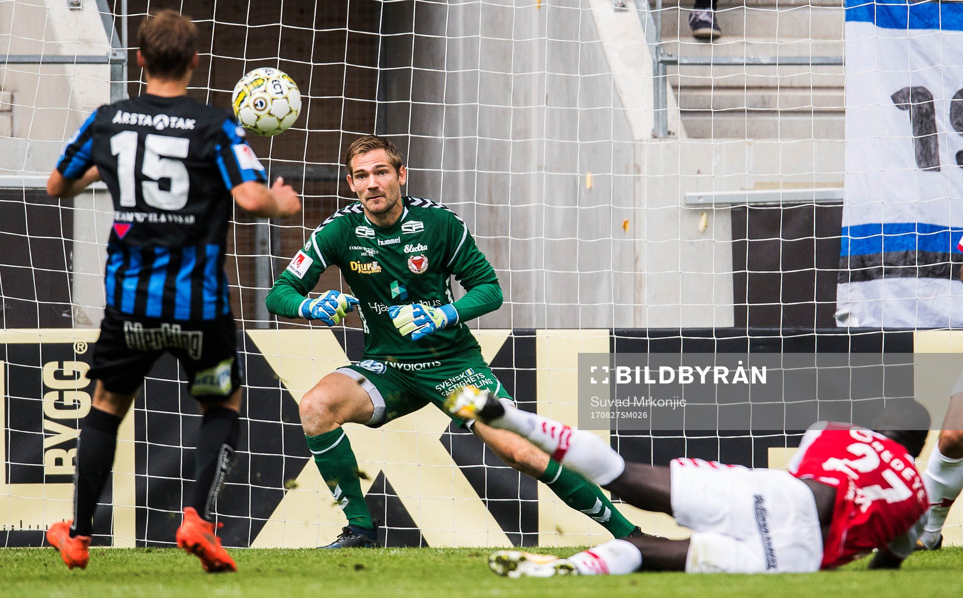 Kalmars målvakt Lucas Hägg-Johansson och Papa Alioune