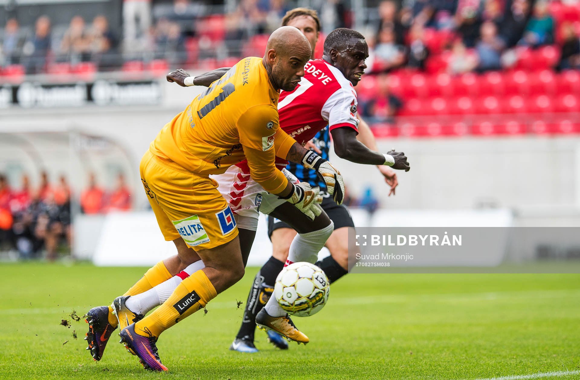 Kalmars Papa Alioune Diouf  och Sirius målvakt Joshua Wicks