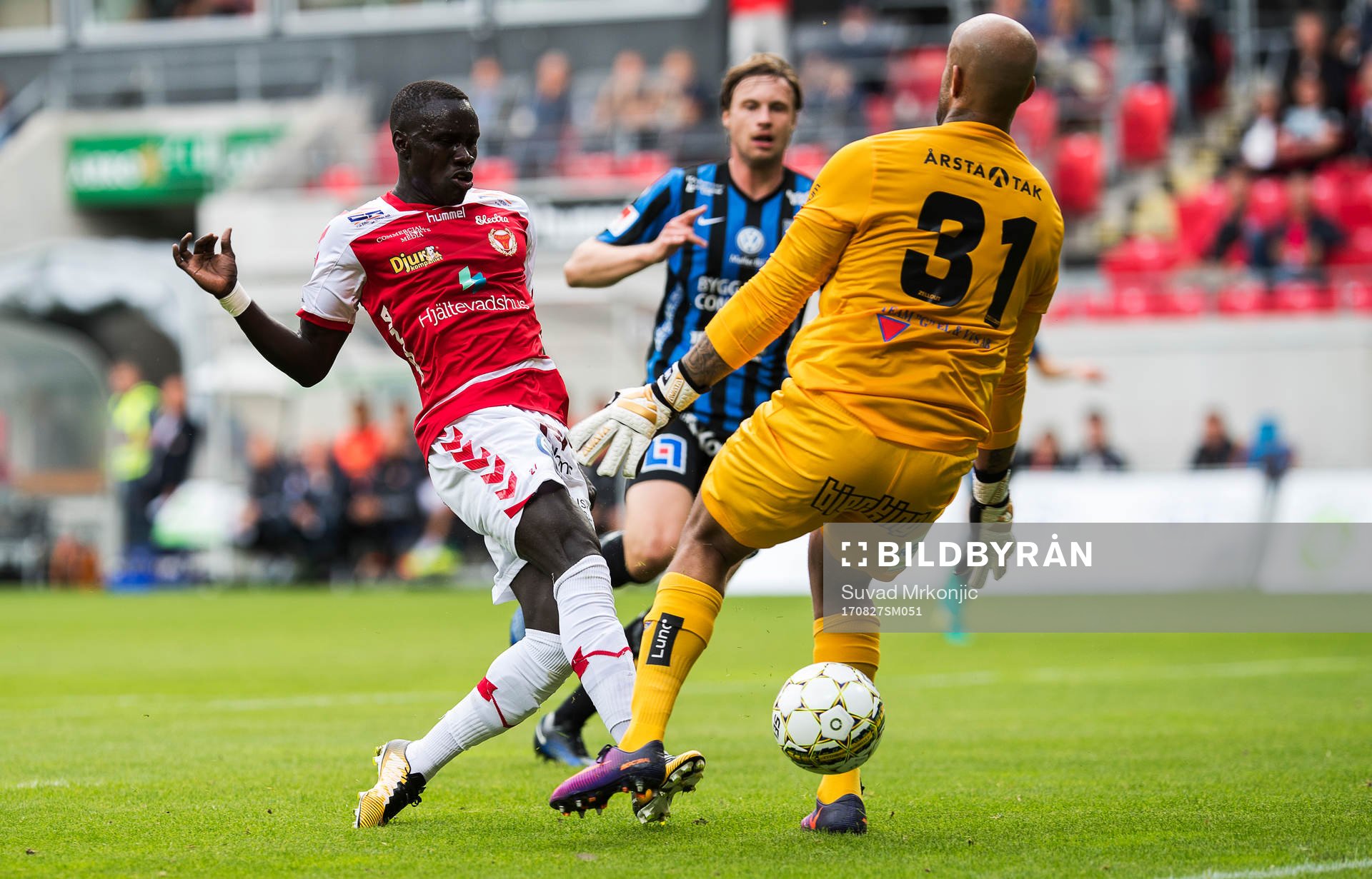 Kalmars Papa Alioune Diouf och Sirius målvakt Joshua Wicks