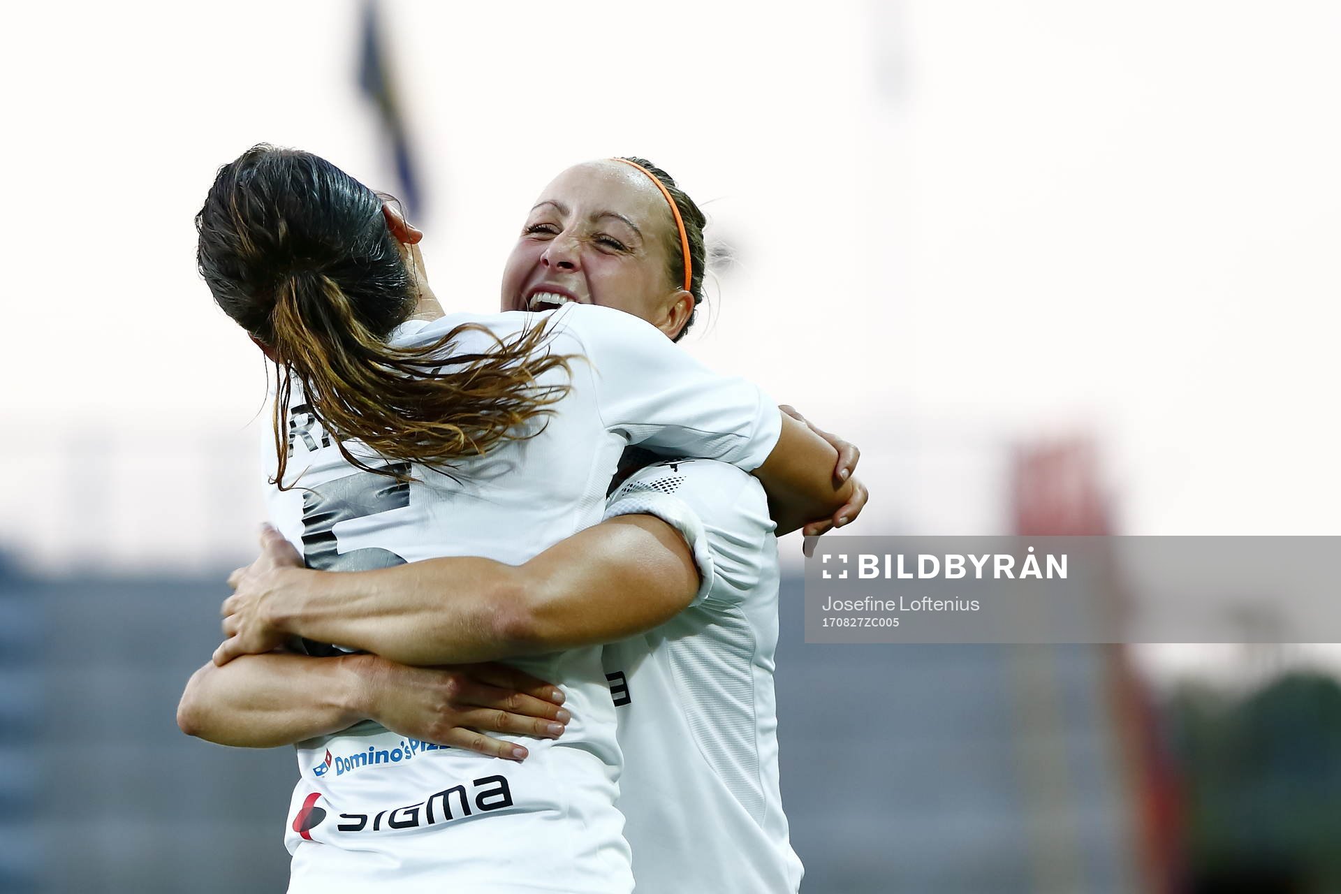 Rosengårds Alexandra Riley och Sanne Troelsgaard kramar om