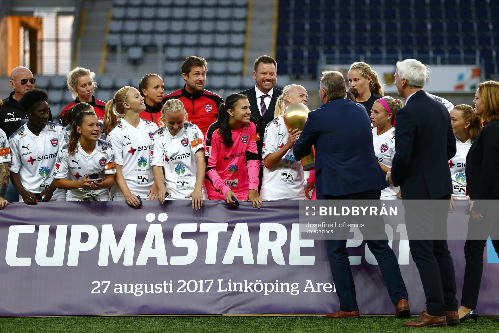Rosengårds Caroline Seger tar emot pokalen