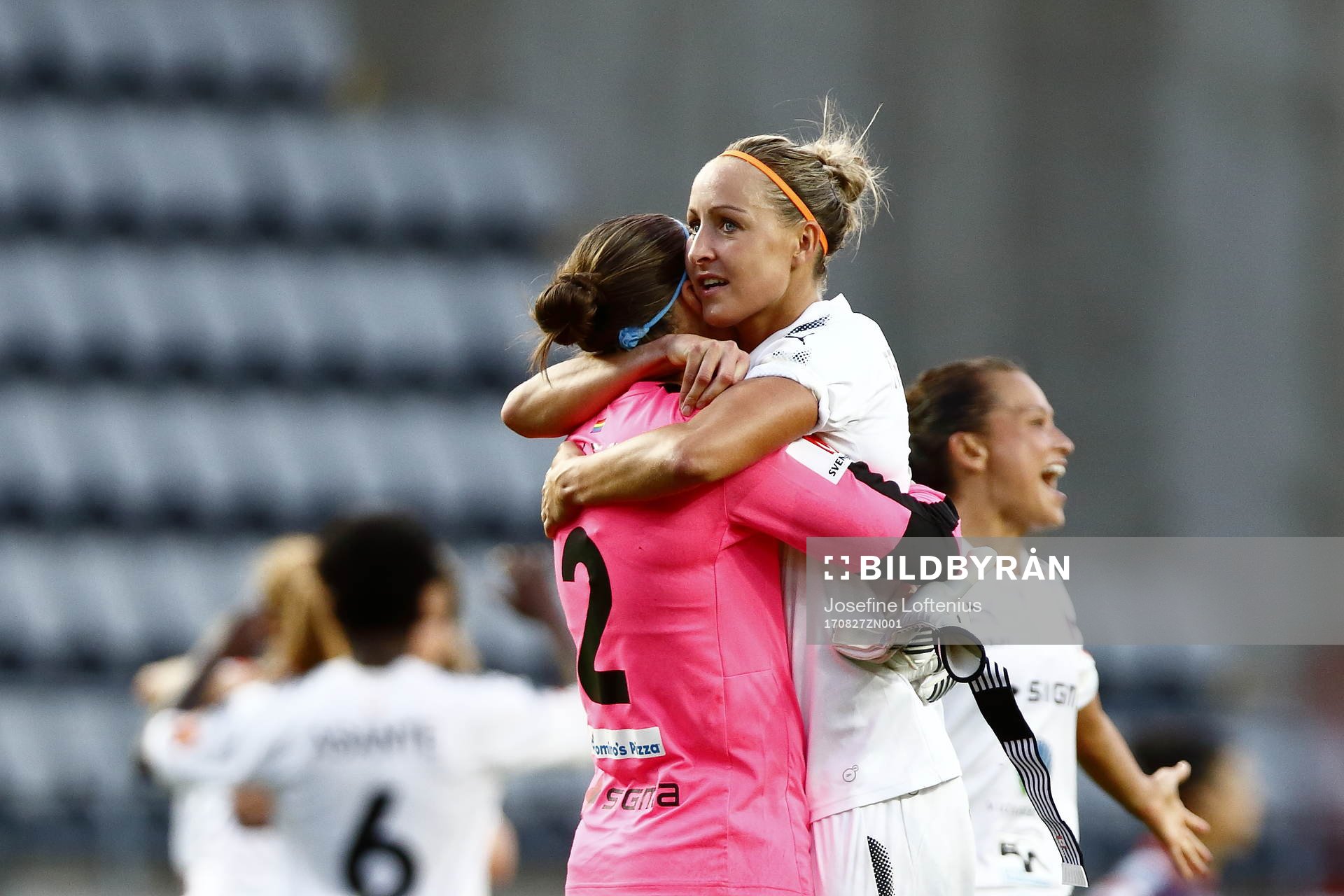 Rosengårds Erin McLeod och Sanne Troelsgaard kramas efter slutsignalen under finalen i Svenska Cupen mellan Linköping och Rosengård den 27 augusti 2017 i Linköping.