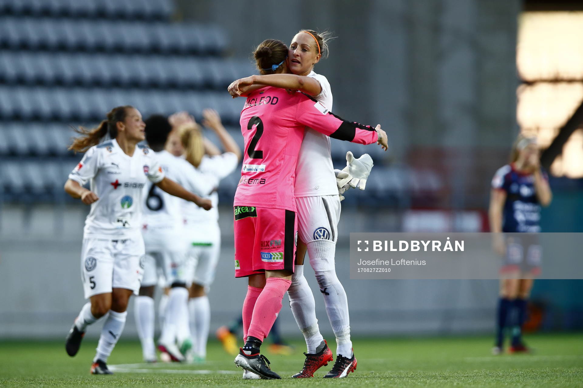 Rosengårds Sanne Troelsgaard och målvakt Erin McLeod efter finalen i Svenska Cupen mellan Linköping och Rosengård den 27 augusti 2017 i Linköping.