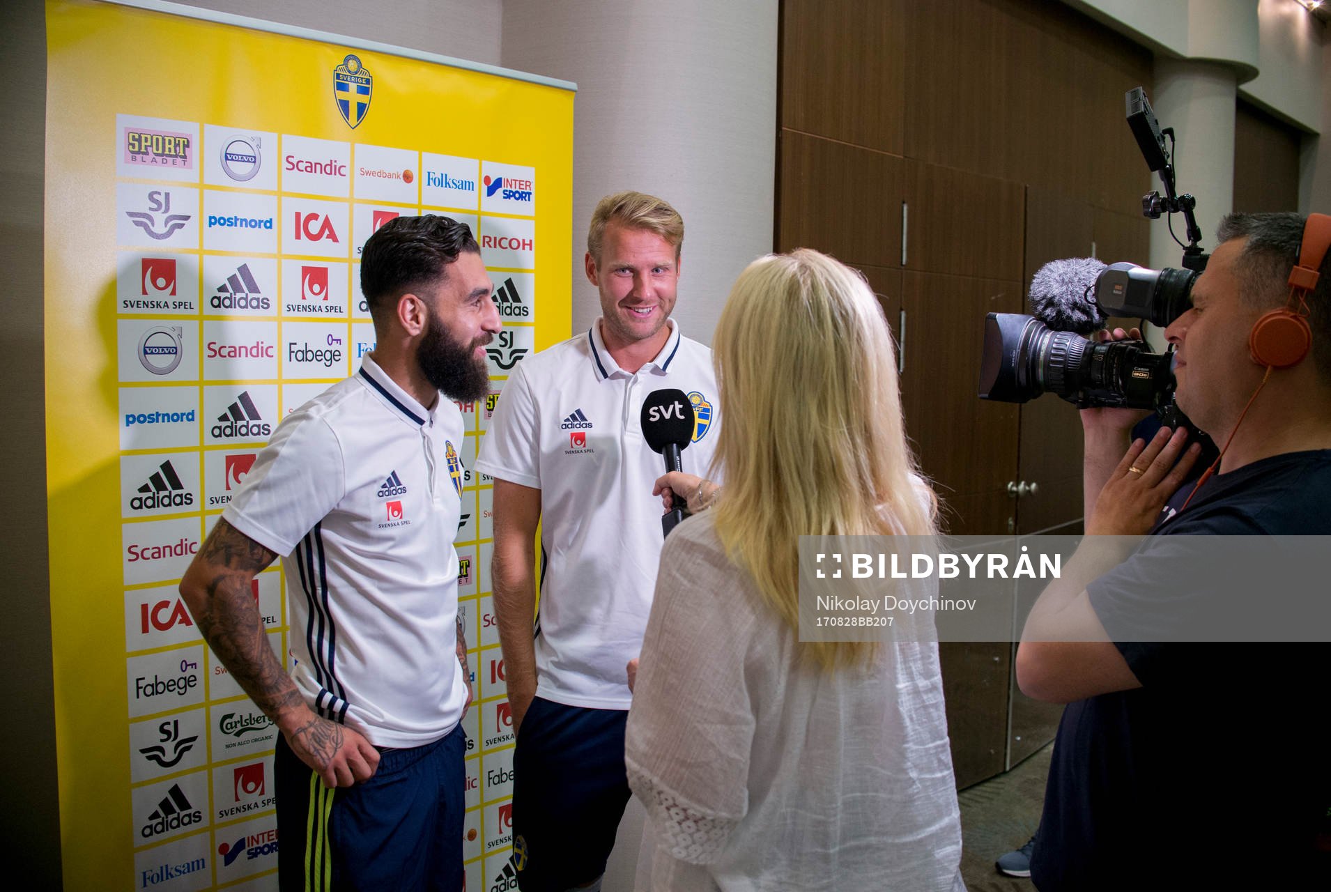 Swedish player Jimmy Durmaz (l) and Ola Toivonen meet media