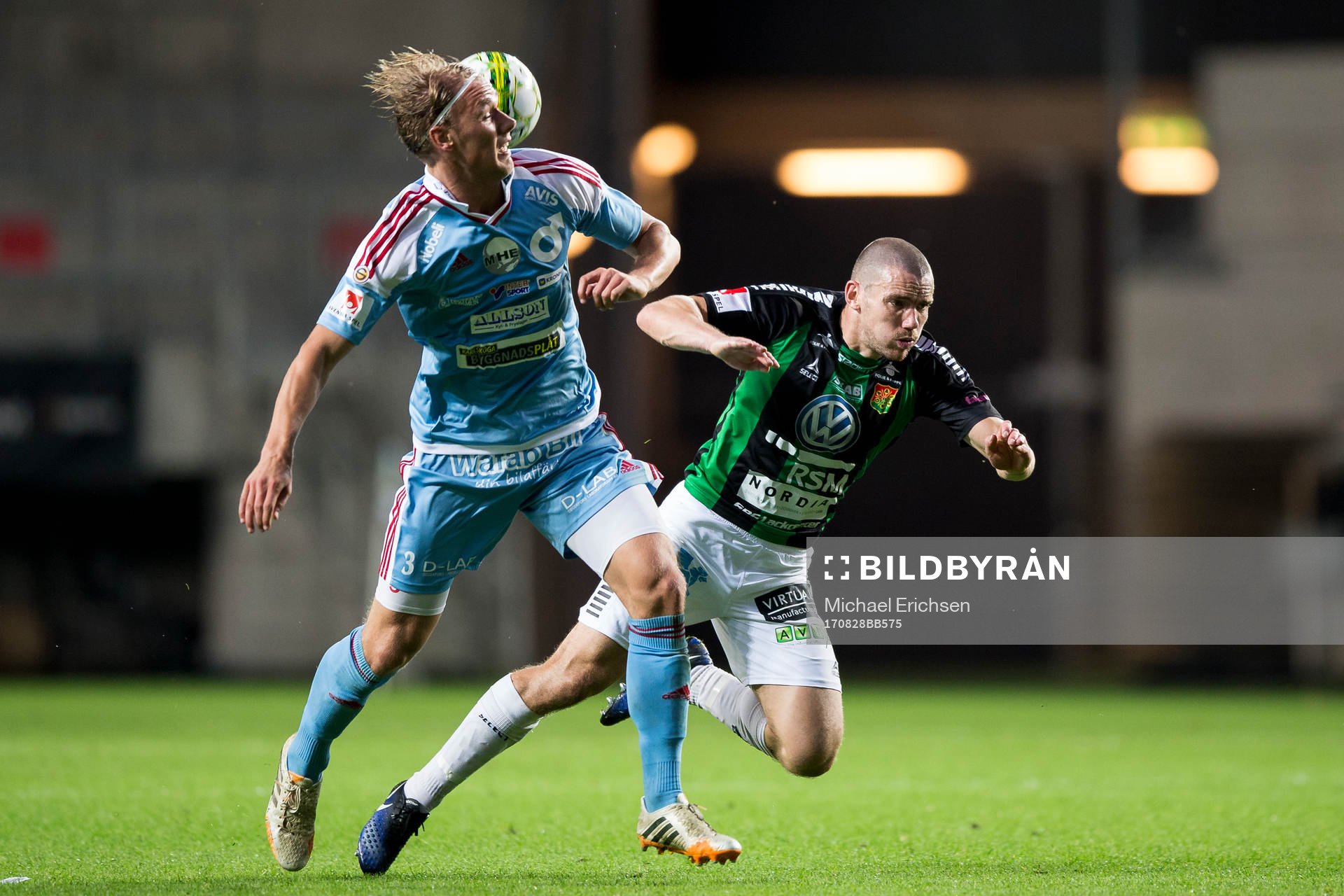 Degerfors Hampus Zackrisson i kamp med GAIS James Sinclair under fotbollsmatchen i Superettan mellan GAIS och Degerfors den 28 augusti 2017 i Göteborg.