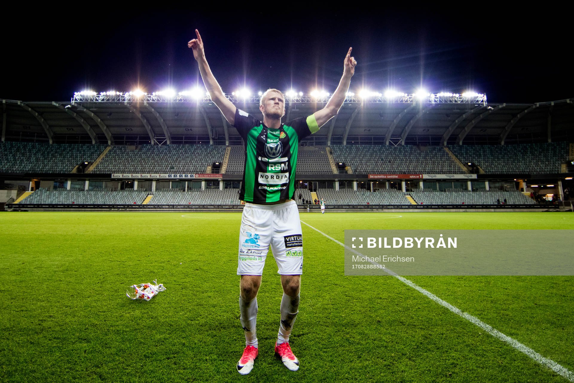 GAIS Carl Nyström sjunger med klacken