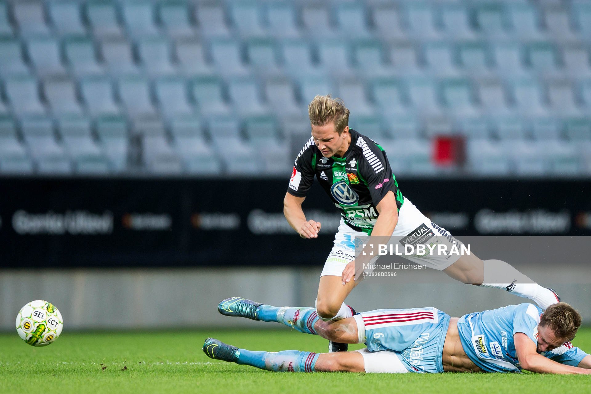 Degerfors Erik Lindell tacklar GAIS Simon Silverholt