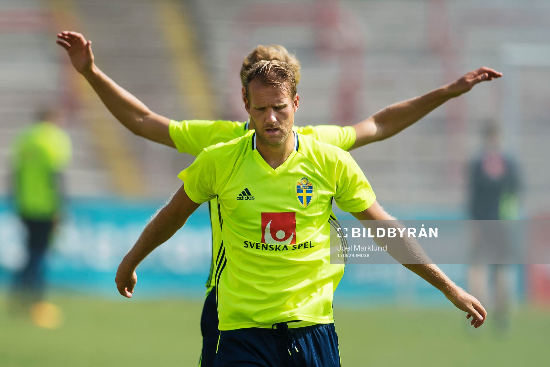 Ola Toivonen framför Alexander Fransson